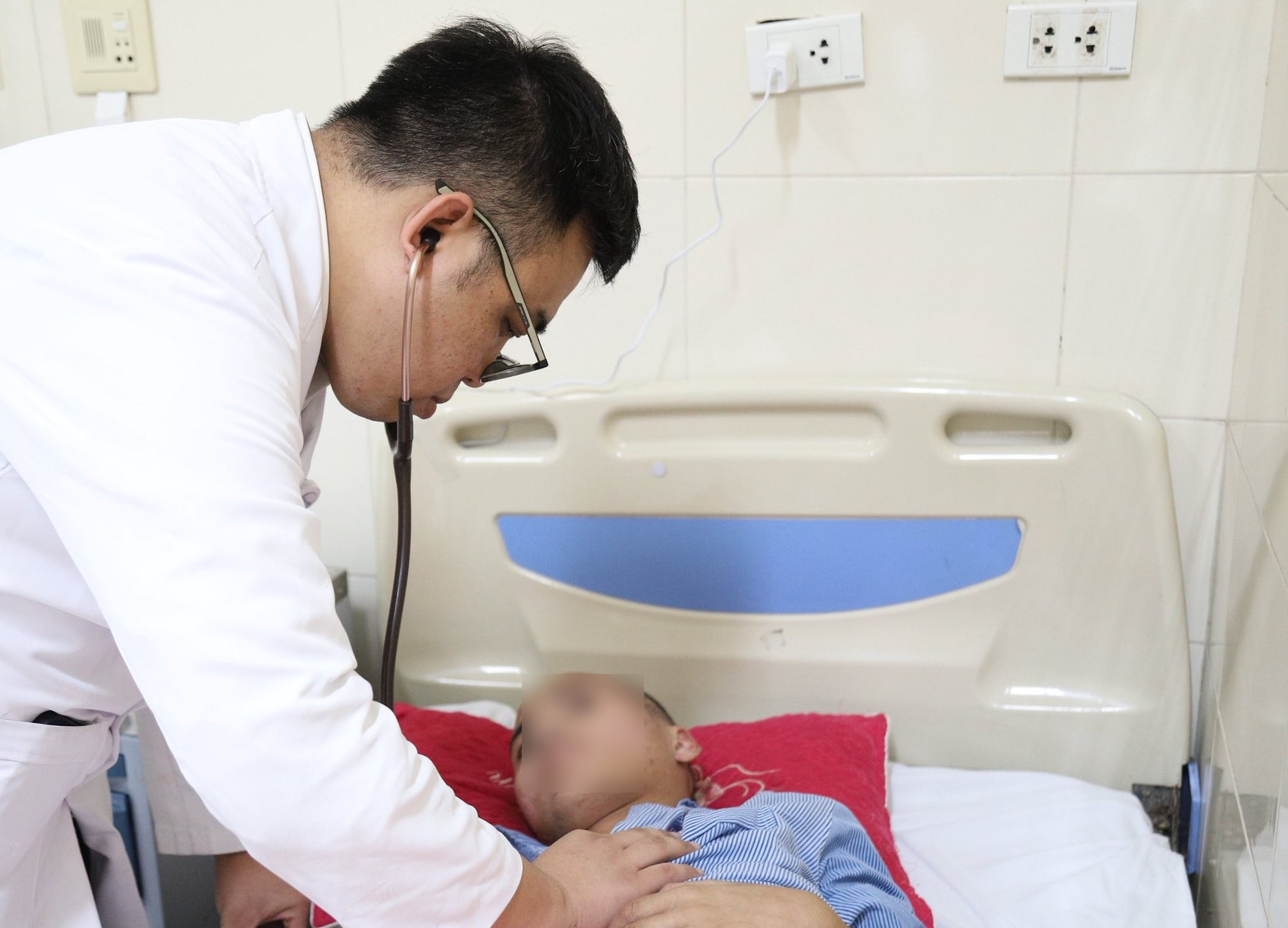 Thiếu niên 17 tuổi tỉnh lại kỳ diệu sau 19 ngày hôn mê nguy kịch