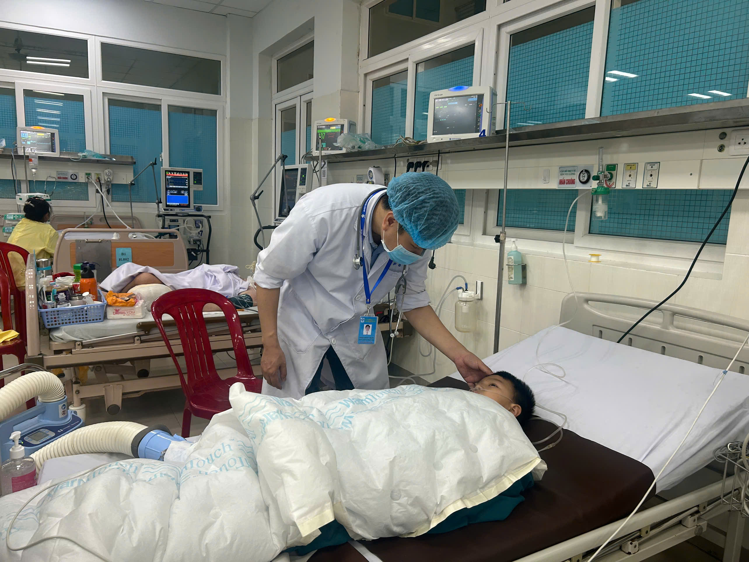 Người đàn ông ôm 2 cháu bé nhảy xuống sông Trà Khúc tự tử