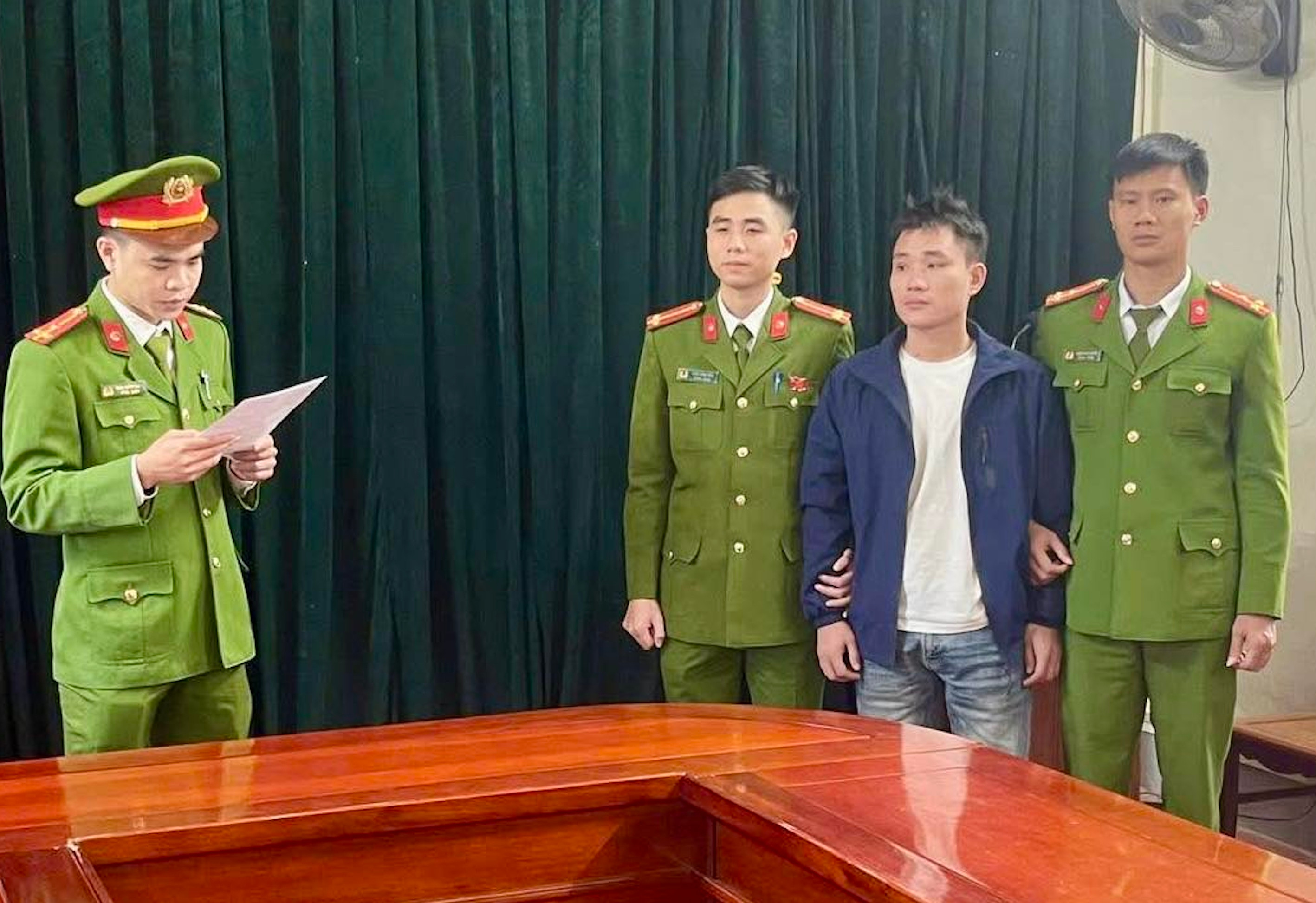 Bị nhắc nhở vì không đội mũ bảo hiểm, gã trai đánh tổ trưởng an ninh