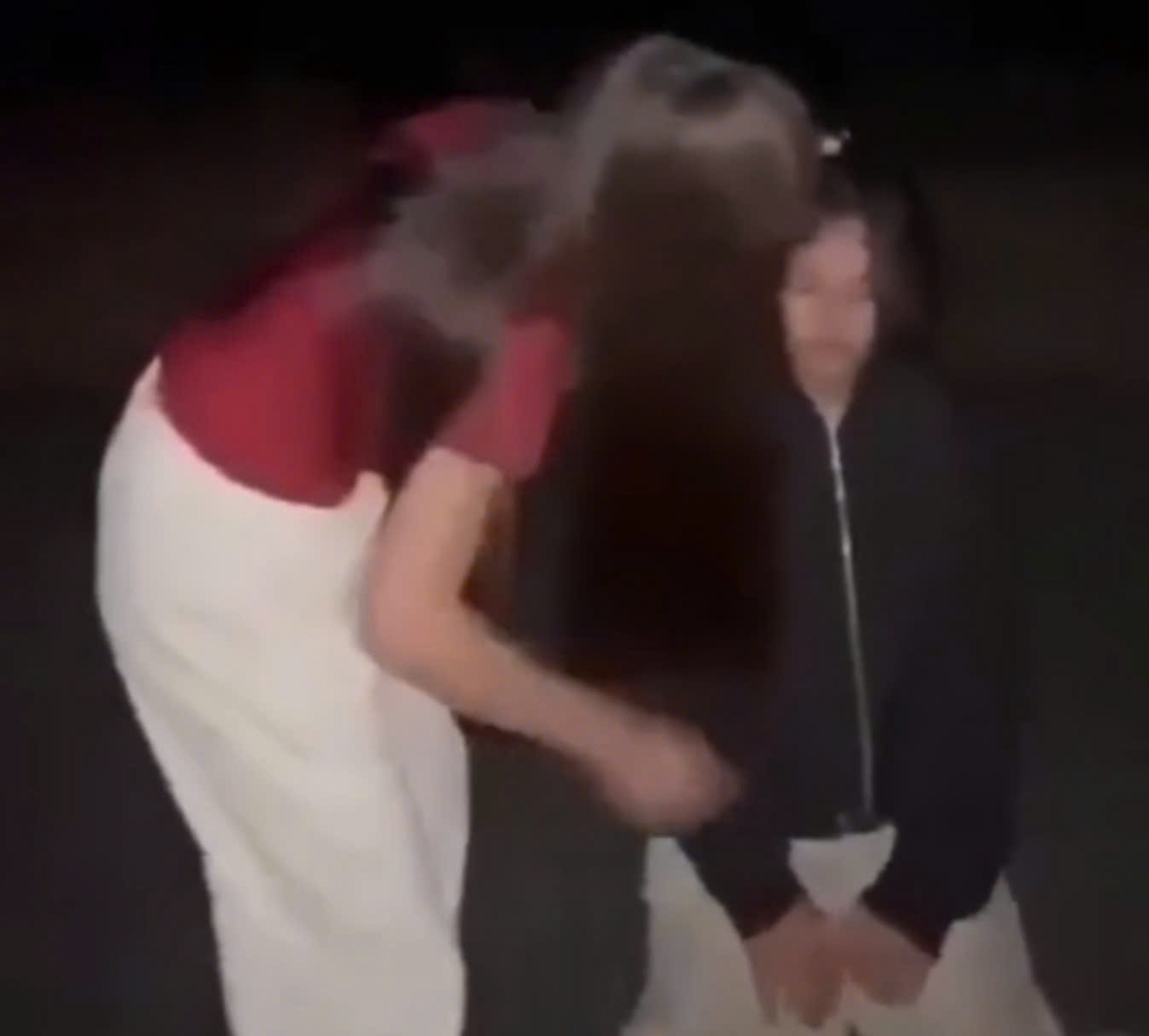 Xác minh vụ cô gái bị bắt quỳ, túm tóc hành hung trong đêm ở Quảng Trị