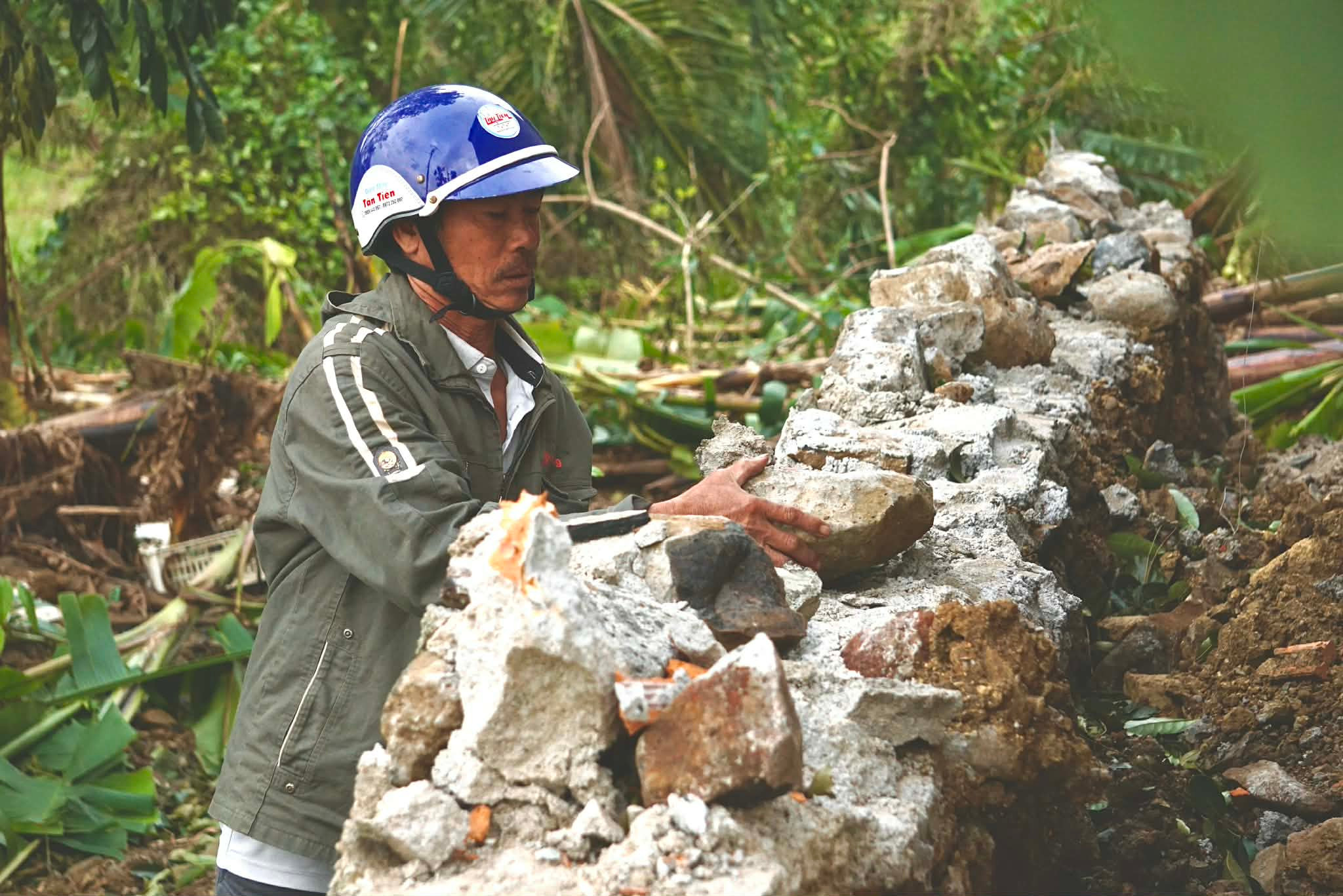 Ng­ười dân kể khoảnh khắc kinh hoàng khi đất sụt dưới chân, nước  phun lên, đất rung lắc muốn nuốt chửng người