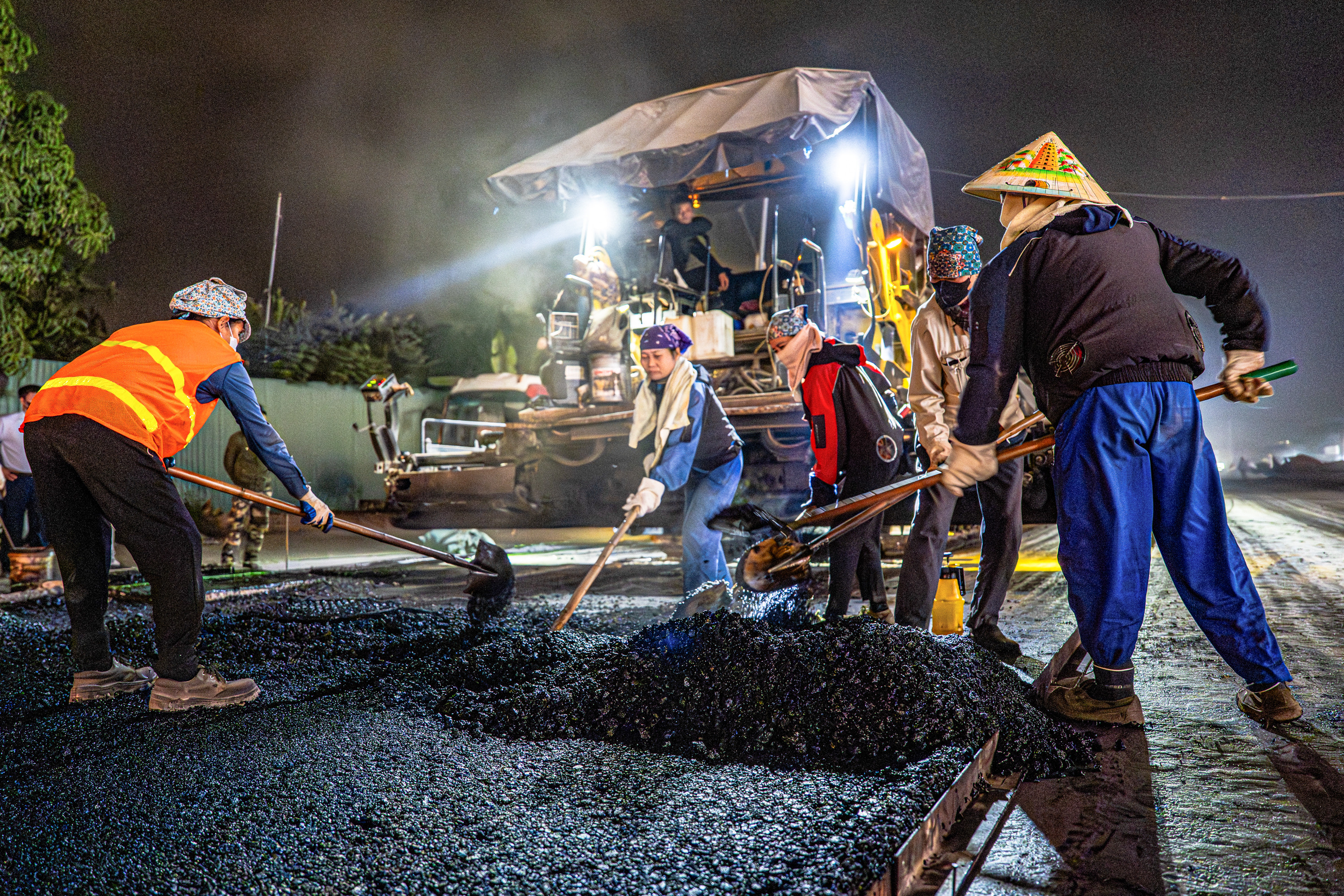 Vành đai 2,5 Hà Nội sáng đèn suốt đêm chạy đua về đích 