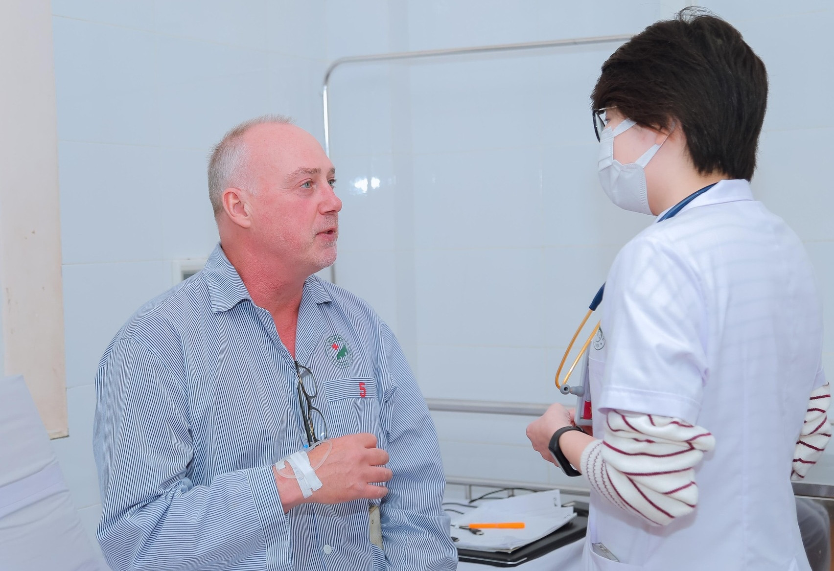 Điều trị nhiều lần ở châu Âu không khỏi, nam bệnh nhân bay từ Hà Lan sang Việt Nam để phẫu thuật nội soi