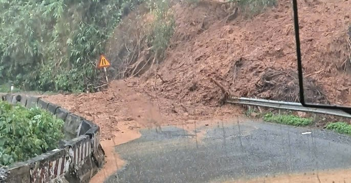 Đèo Sông Pha nối Đà Lạt - Phan Rang lại sạt lở