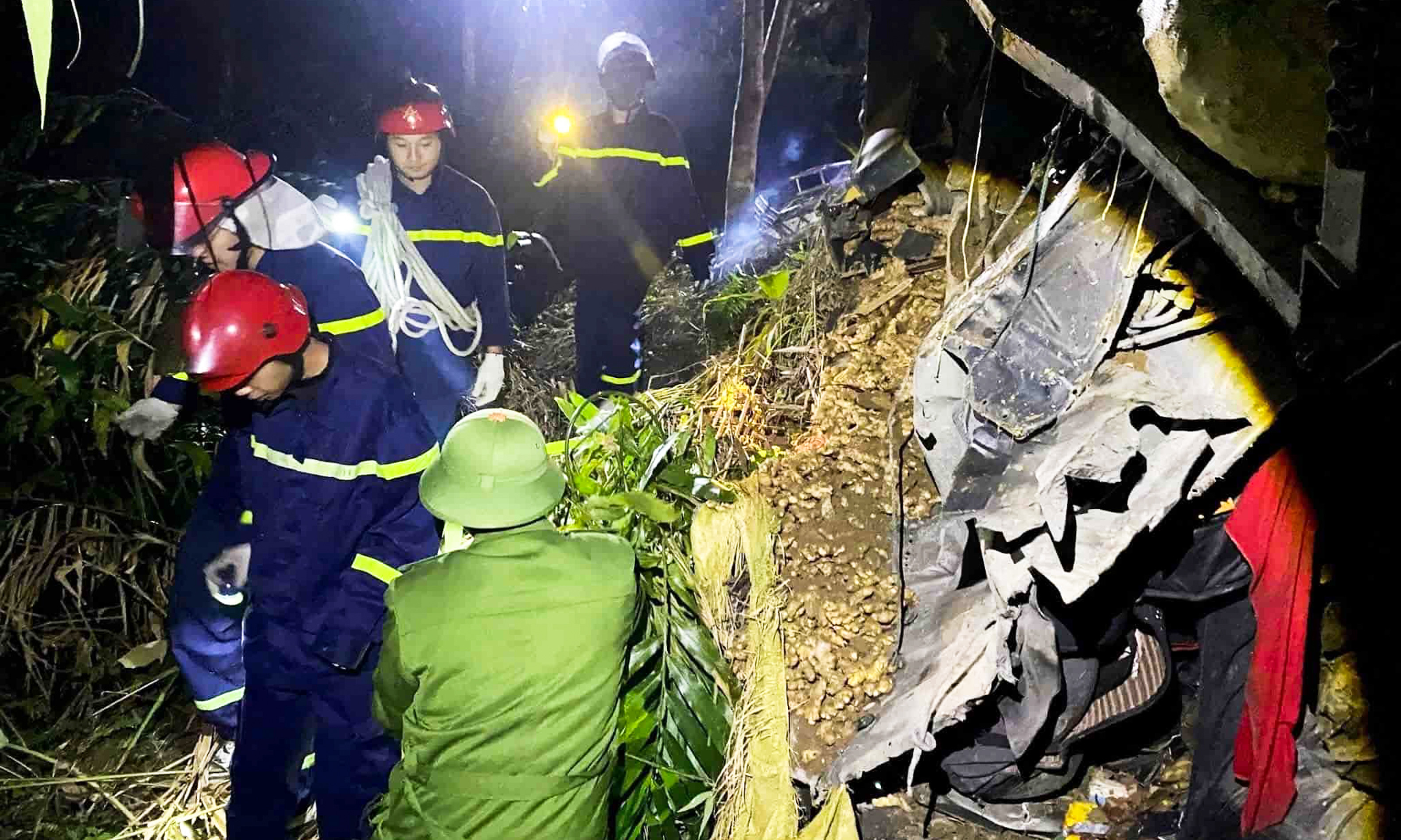 Xe tải chở gừng tươi lao xuống vực 100m, tài xế tử vong trong cabin