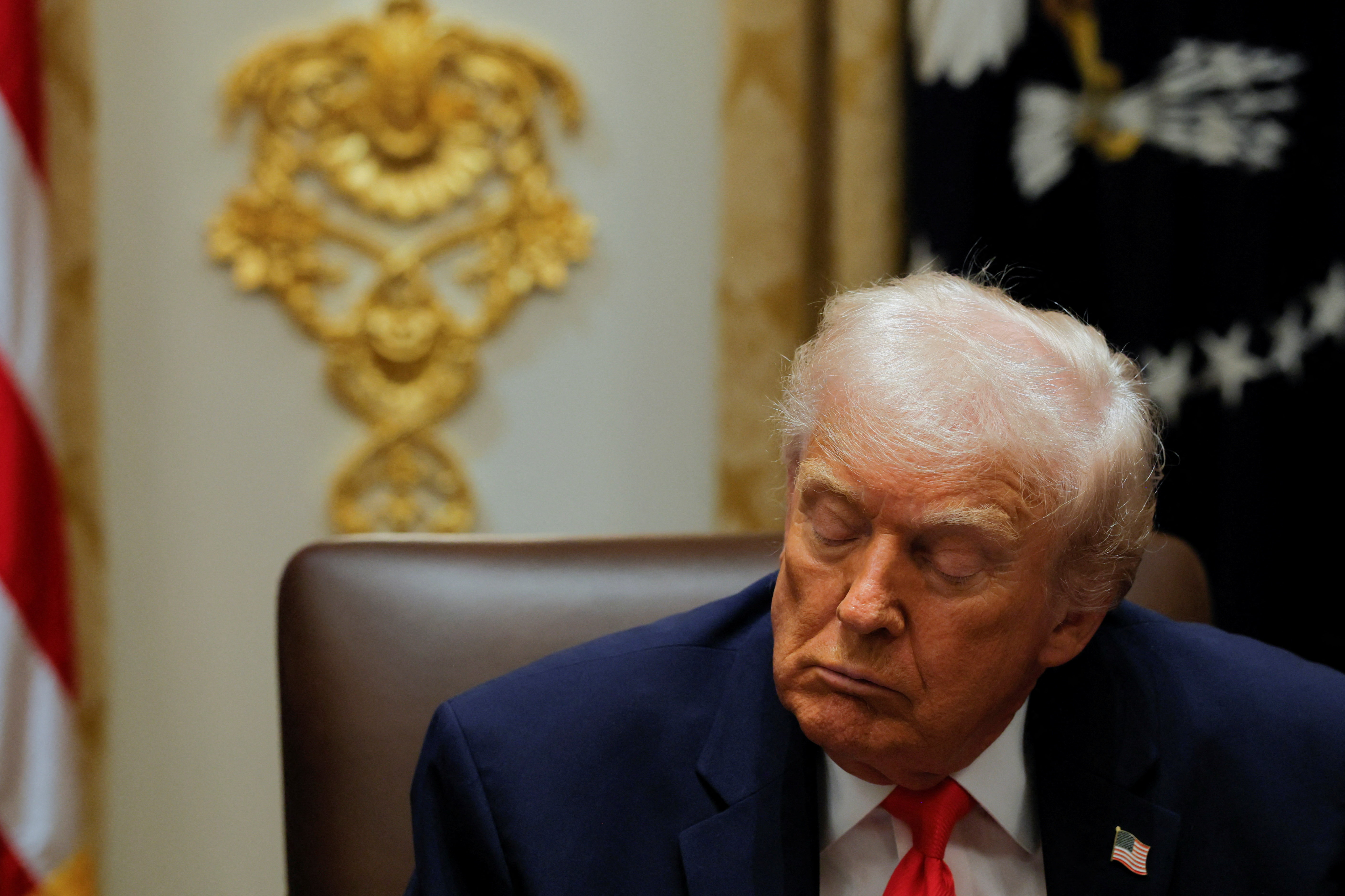 Ông Trump 'ngủ gật' trong cuộc họp Nội các?