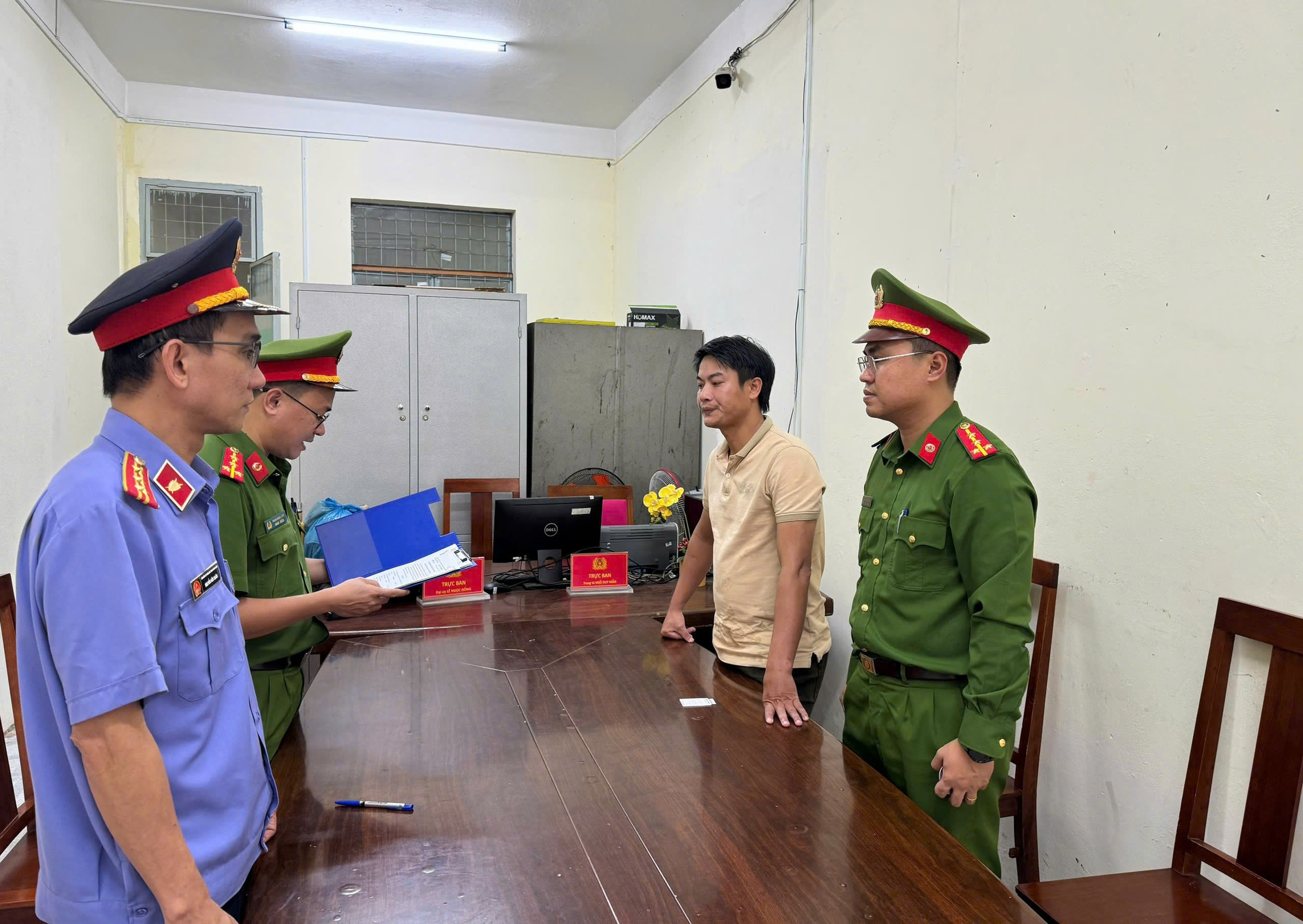 Bắt giám đốc khai thác cát sỏi trái phép trên sông Vàng