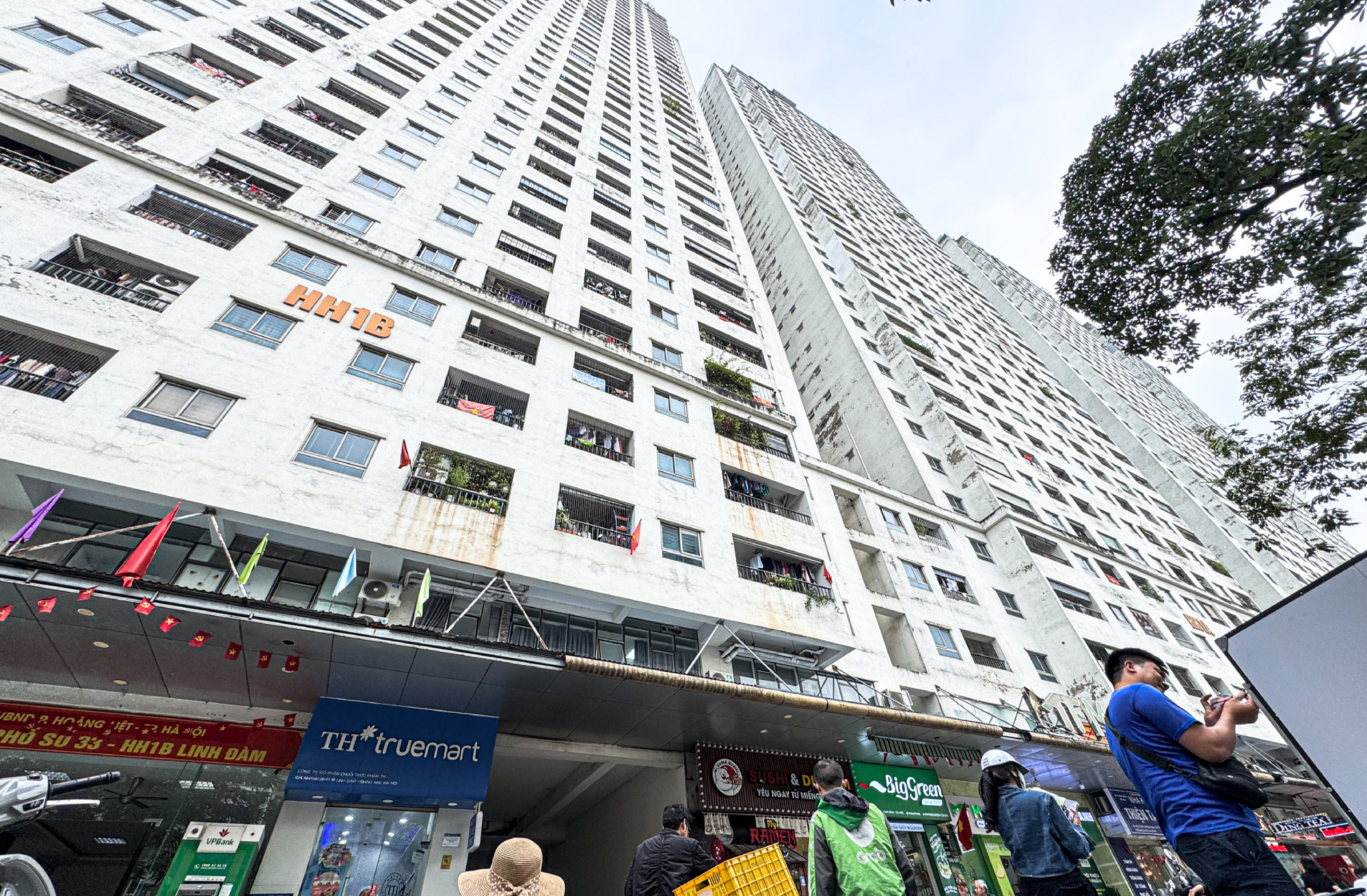 Bị cấm gửi xe điện, cư dân chung cư đông dân nhất Hà Nội phản đối dữ dội