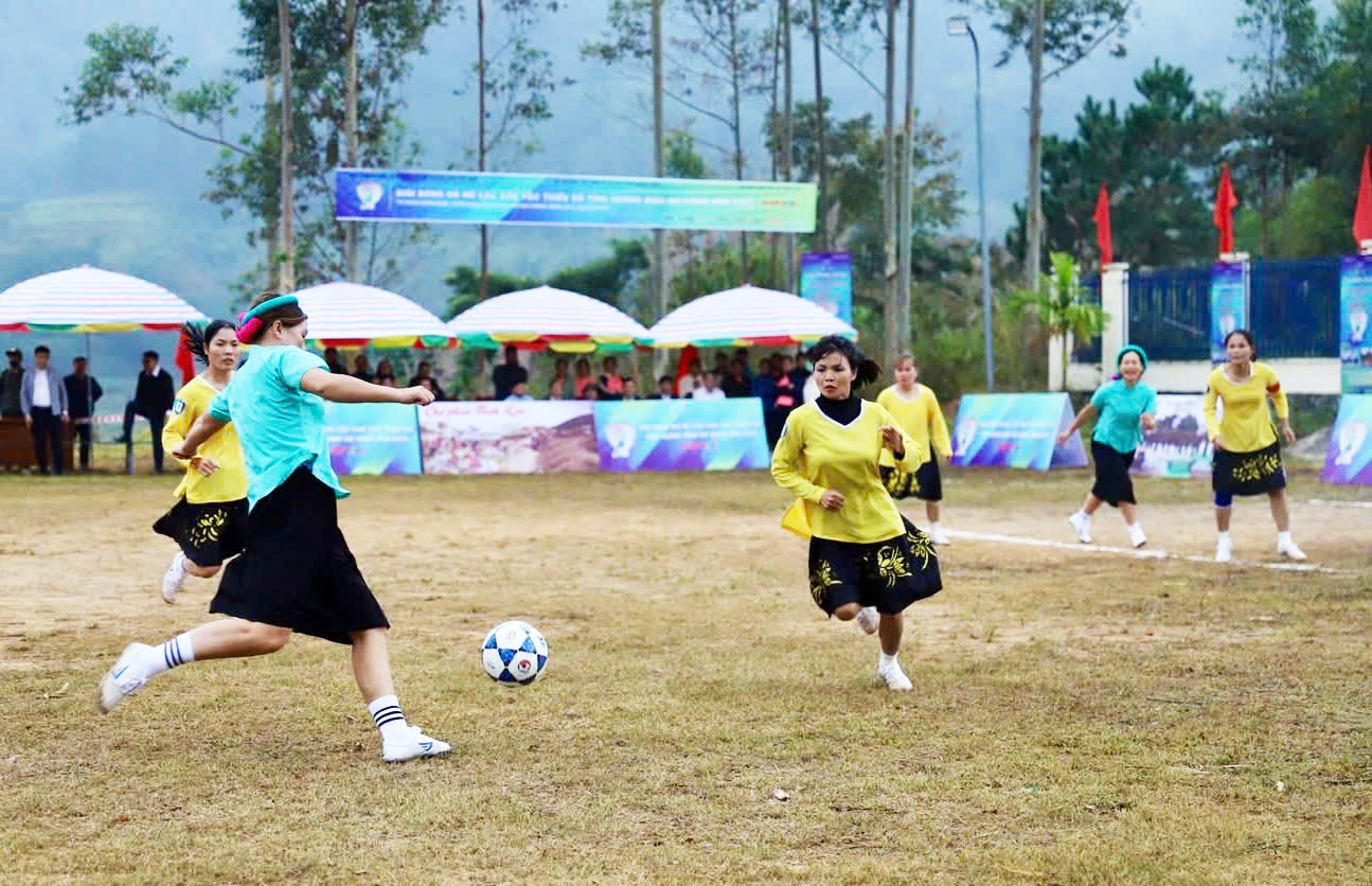 Về Bình Liêu xem phụ nữ vùng cao mặc váy đá bóng