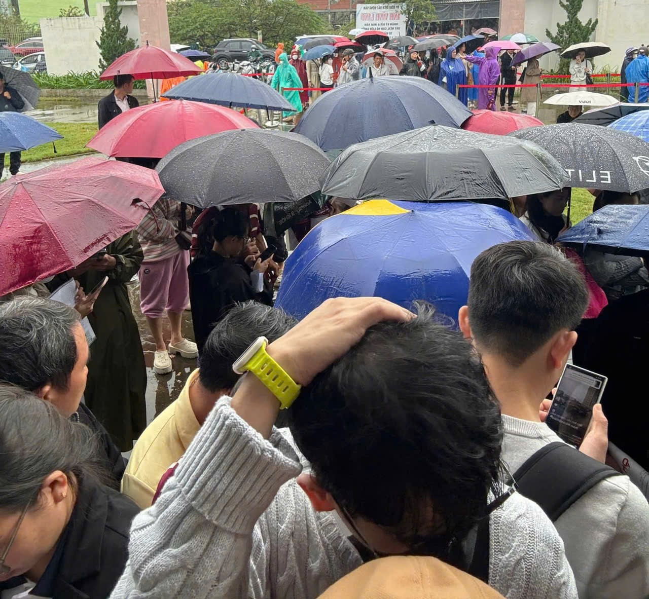 Gần 700 người đội mưa, chen chân tranh 41 suất nhà ở xã hội ở Đà Nẵng