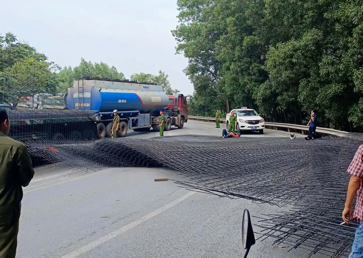 Cả trăm tấm lưới thép rơi từ xe đầu kéo trúng 2 người đi đường