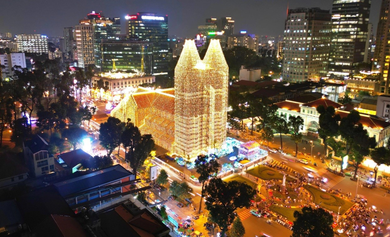 Nhà thờ Đức Bà khoác 1.000 km đèn LED, rực sáng đón Giáng sinh