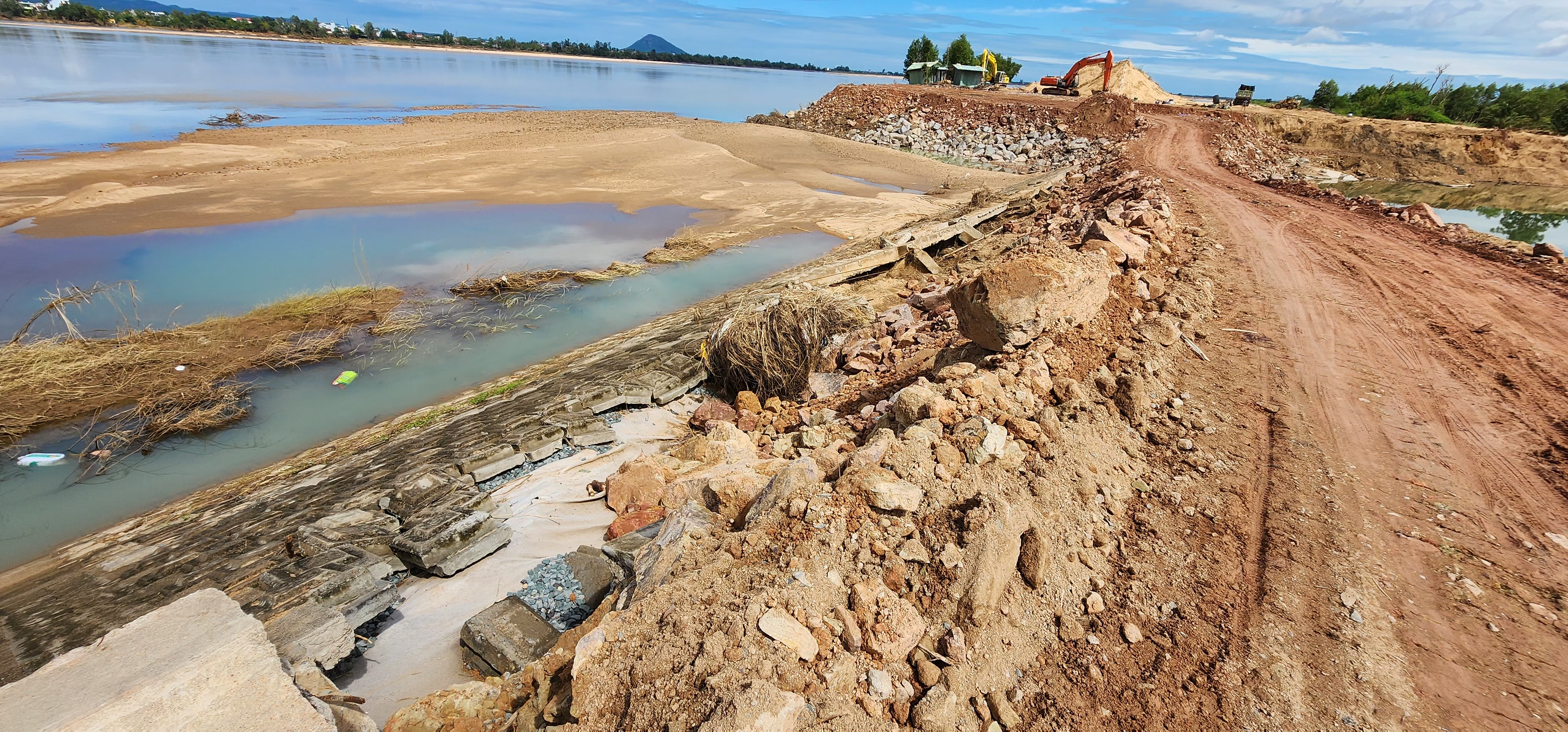 Bờ kè gần 150 tỷ ở Đắk Lắk mới đưa vào sử dụng 2 năm đã tan nát