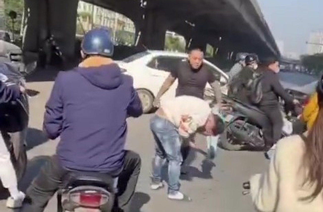 Tạm giữ tài xế đánh người giữa phố Hà Nội sau va chạm giao thông