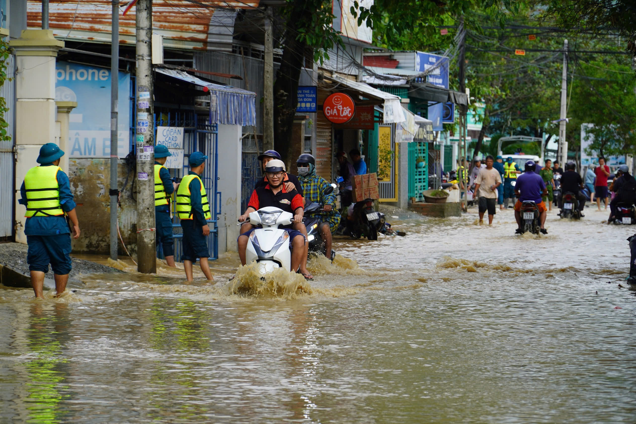 Nha Trang lại ngập nhiều nơi