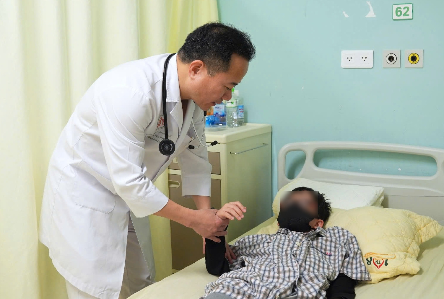 Cha mẹ bỏ qua các dấu hiệu cảnh báo, bé 14 tuổi bị đột qụy não giữa lớp học