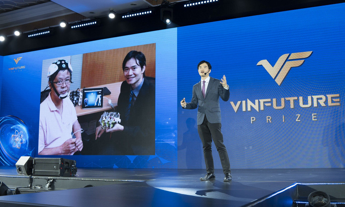 Vị Giáo sư dành cả tuổi trẻ để lấy lại đôi tay cho người đột quỵ