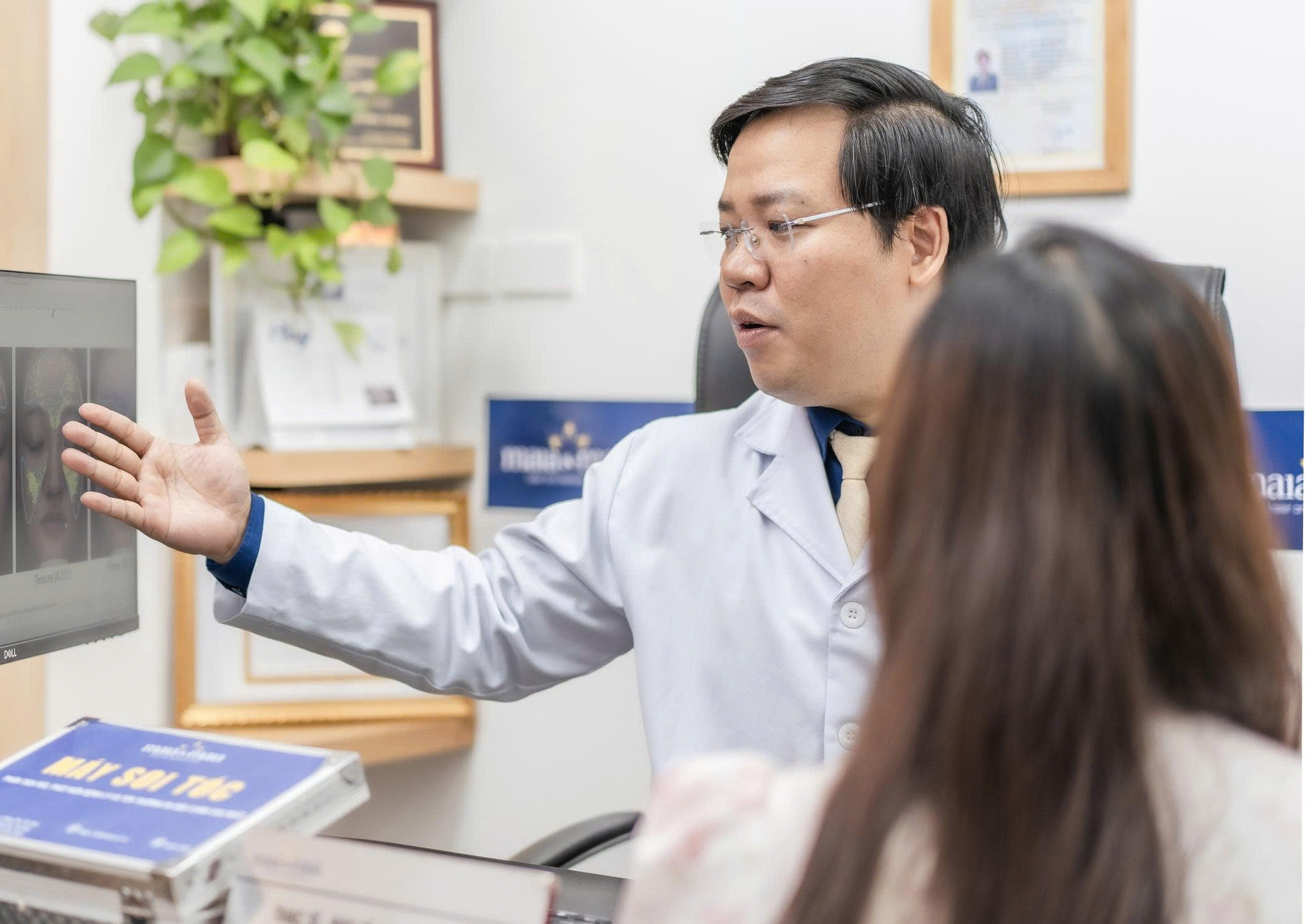 Cô gái đỏ rát mặt những ngày Hà Nội mù mịt bụi mịn