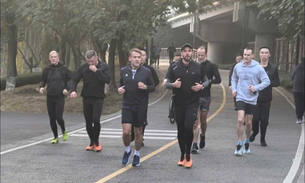 Video: Tổng thống Pháp chạy bộ vào buổi sáng tại công viên Trung Quốc