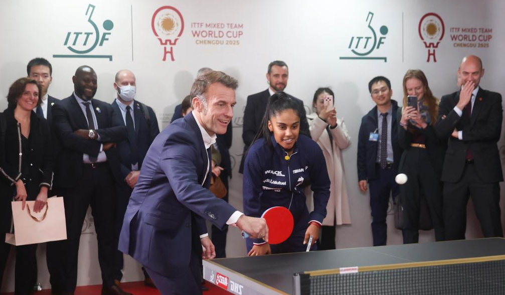 Tổng thống Pháp chơi bóng bàn ở Trung Quốc 