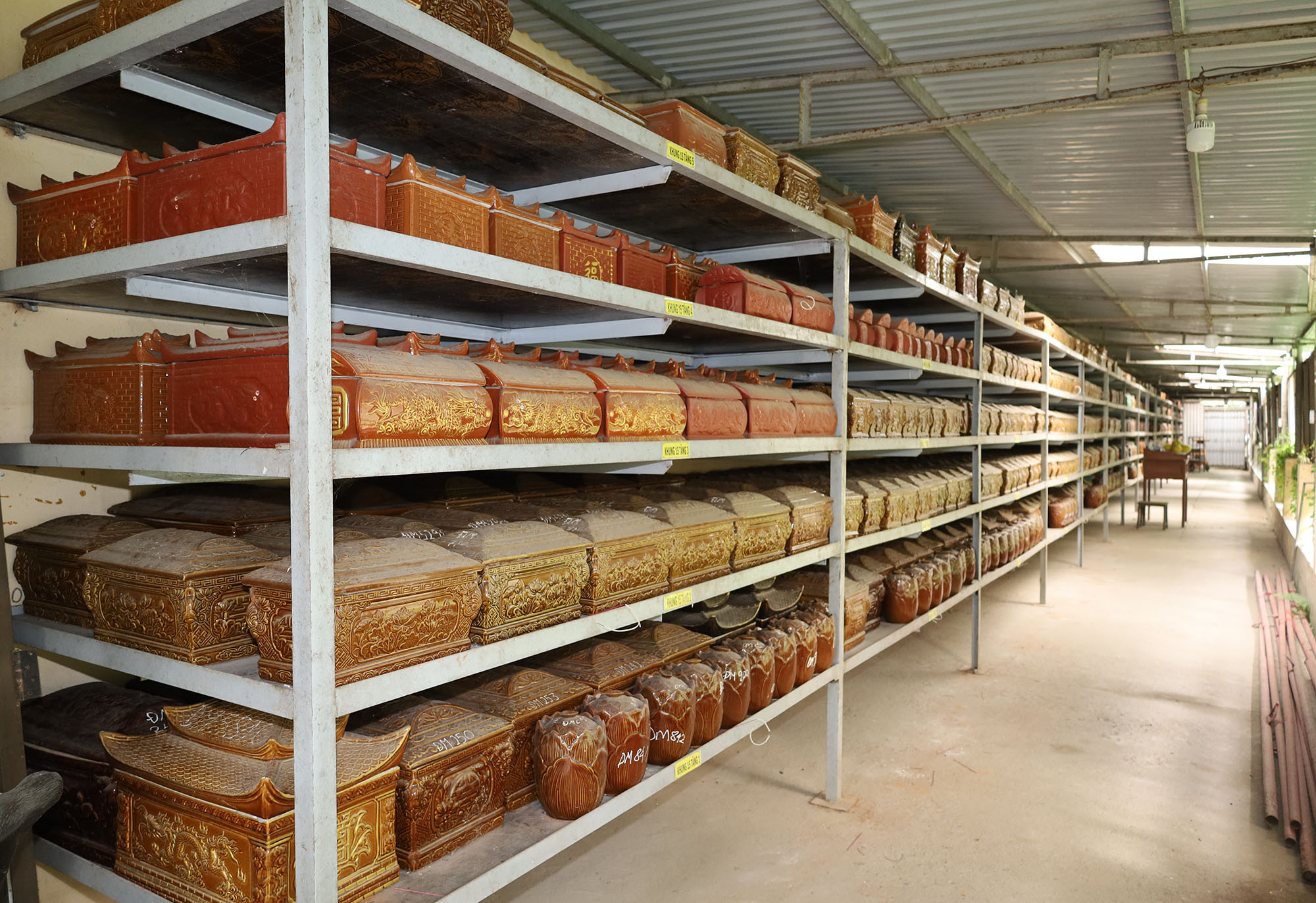 Hơn 1.800 bộ tro cốt vô danh được đặt tạm bợ tại nghĩa trang lớn nhất Hải Phòng