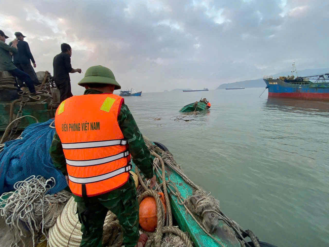 Tàu cá chìm lúc còn cách bờ 500 mét, 4 ngư dân may mắn được cứu sống