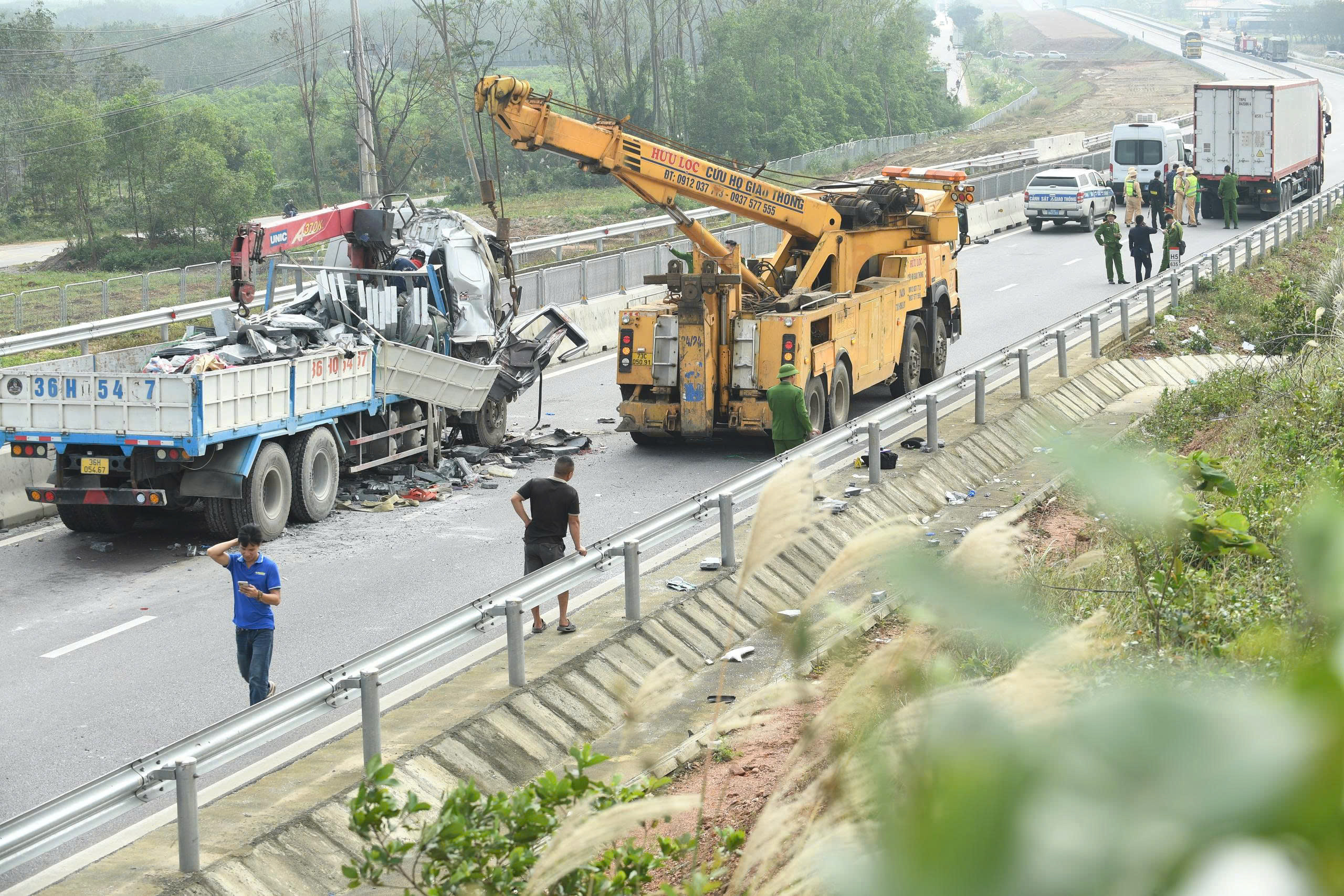 Cao tốc Bùng - Vạn Ninh vẫn ách tắc sau vụ tai nạn làm 5 người thương vong
