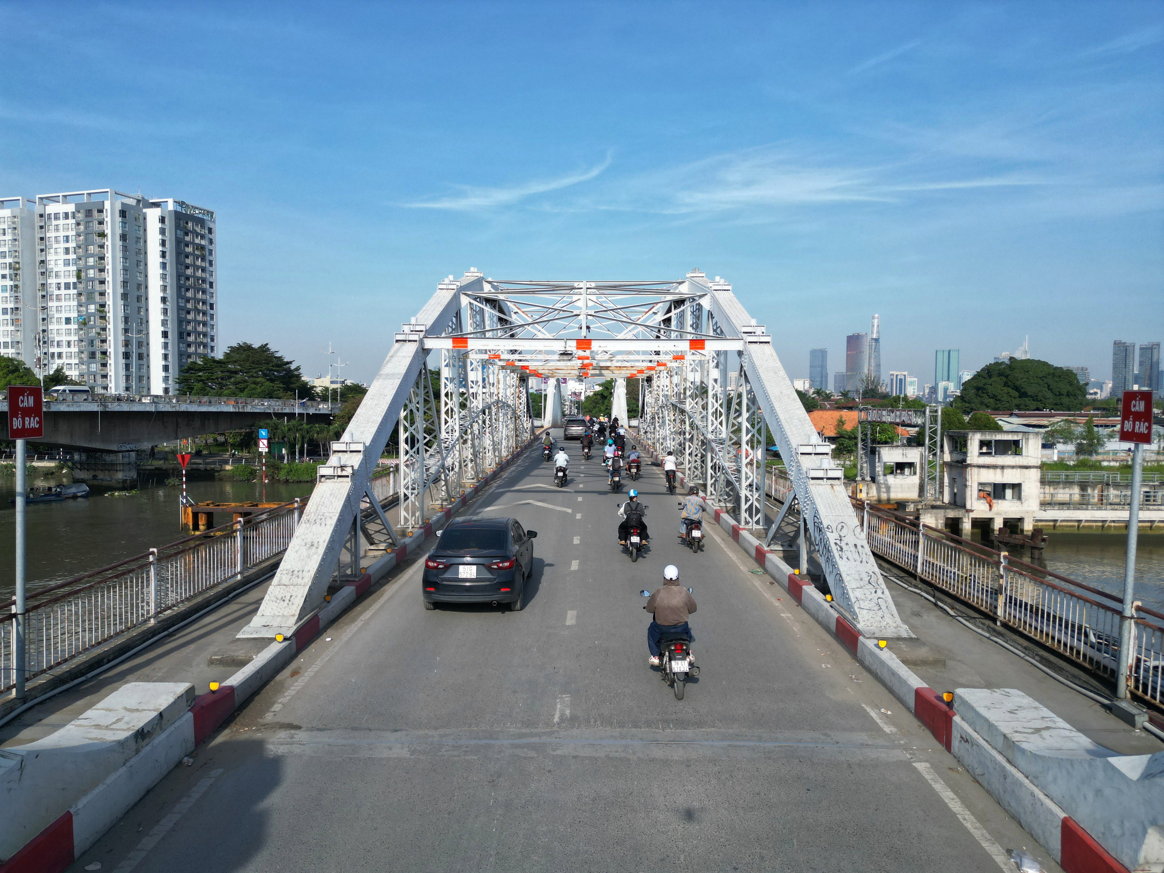  Sau lệnh cấm xe tải, giao thông qua cầu 120 tuổi ở TP.HCM ra sao?