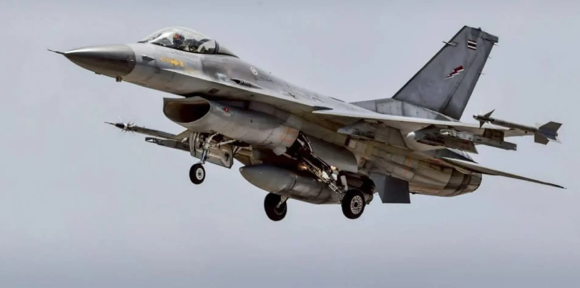 Biên giới căng thẳng, Thái Lan triển khai F-16 tấn công 3 vị trí của Campuchia 