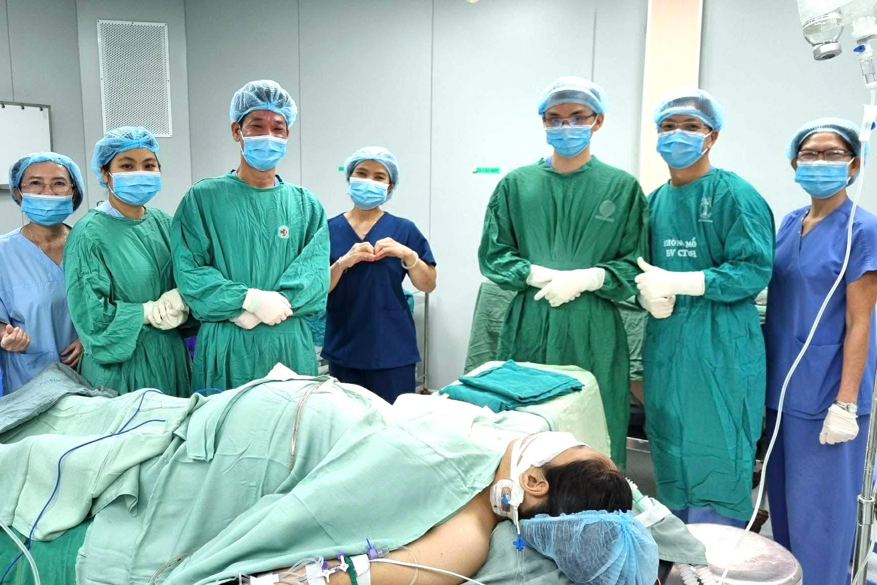 Mẹ bầu song thai từng được 'nuôi tạm' bàn tay ở cẳng chân sinh con an toàn 