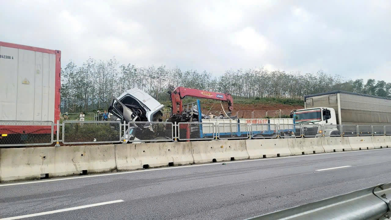 Xe đầu kéo va chạm xe tải trên cao tốc Bùng - Vạn Ninh, 5 người thương vong
