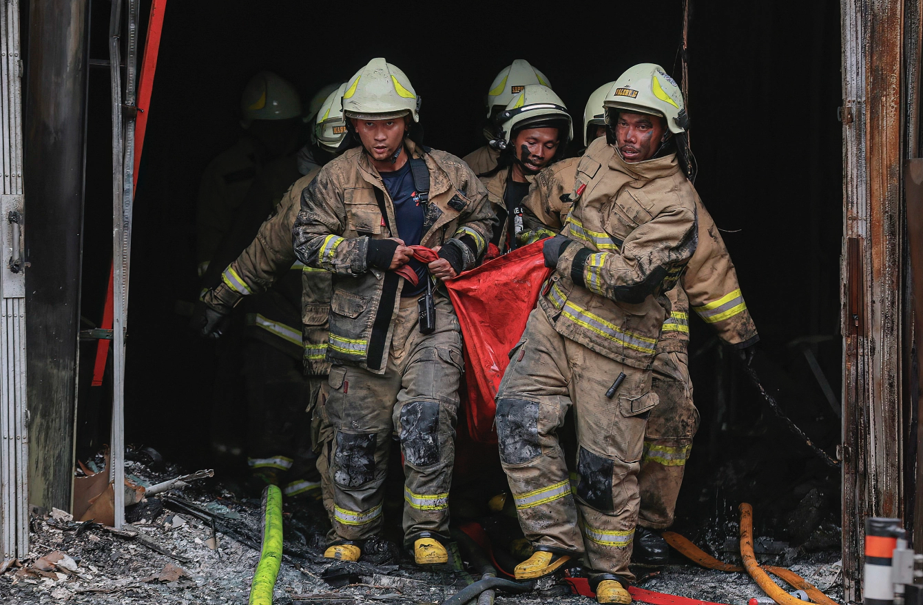 Khung cảnh tang thương bao trùm địa điểm xảy ra vụ cháy ở Indonesia