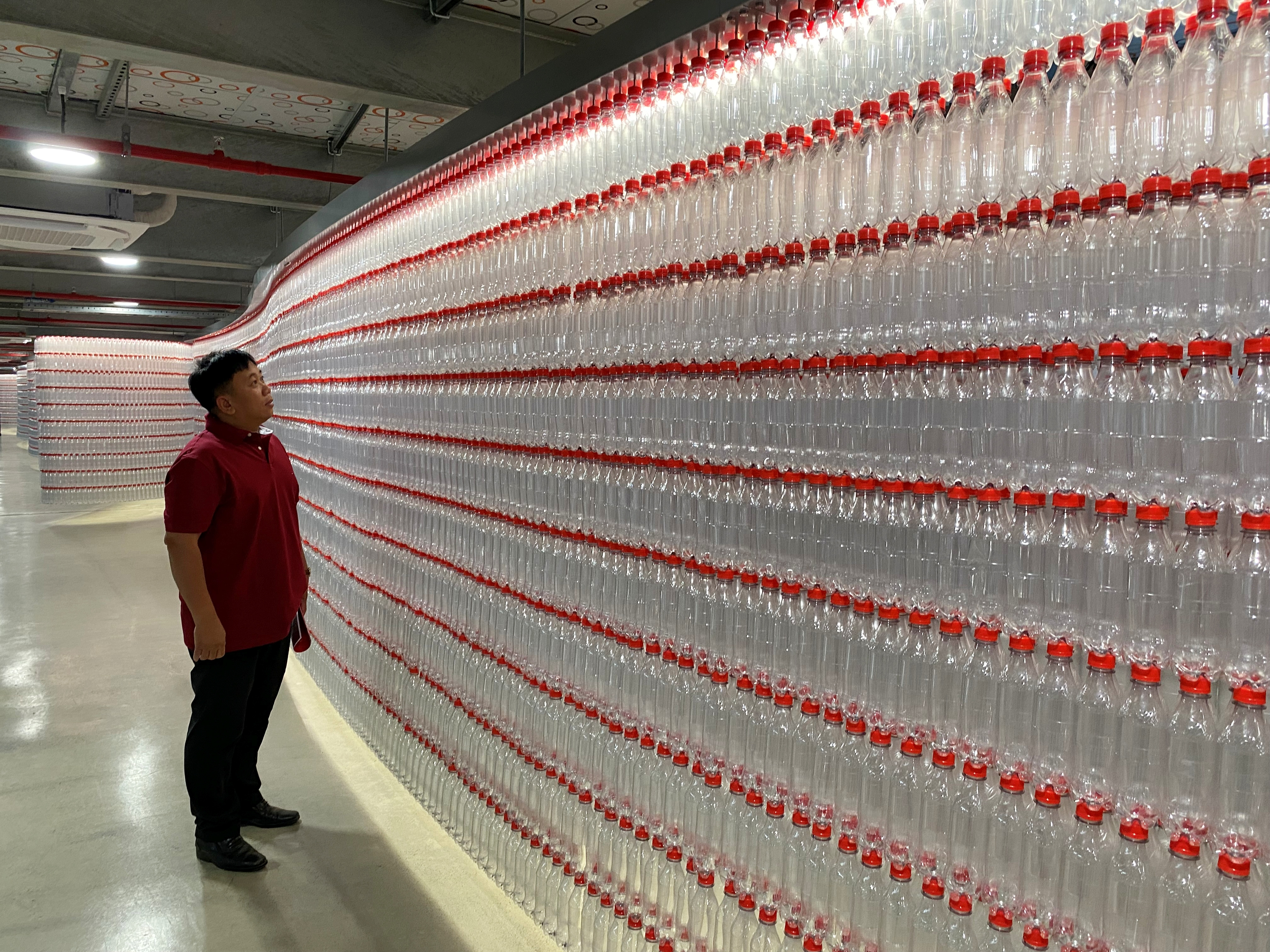 Bức tường 'khủng' làm từ 100.000 chai nhựa tái chế đạt kỷ lục Việt Nam