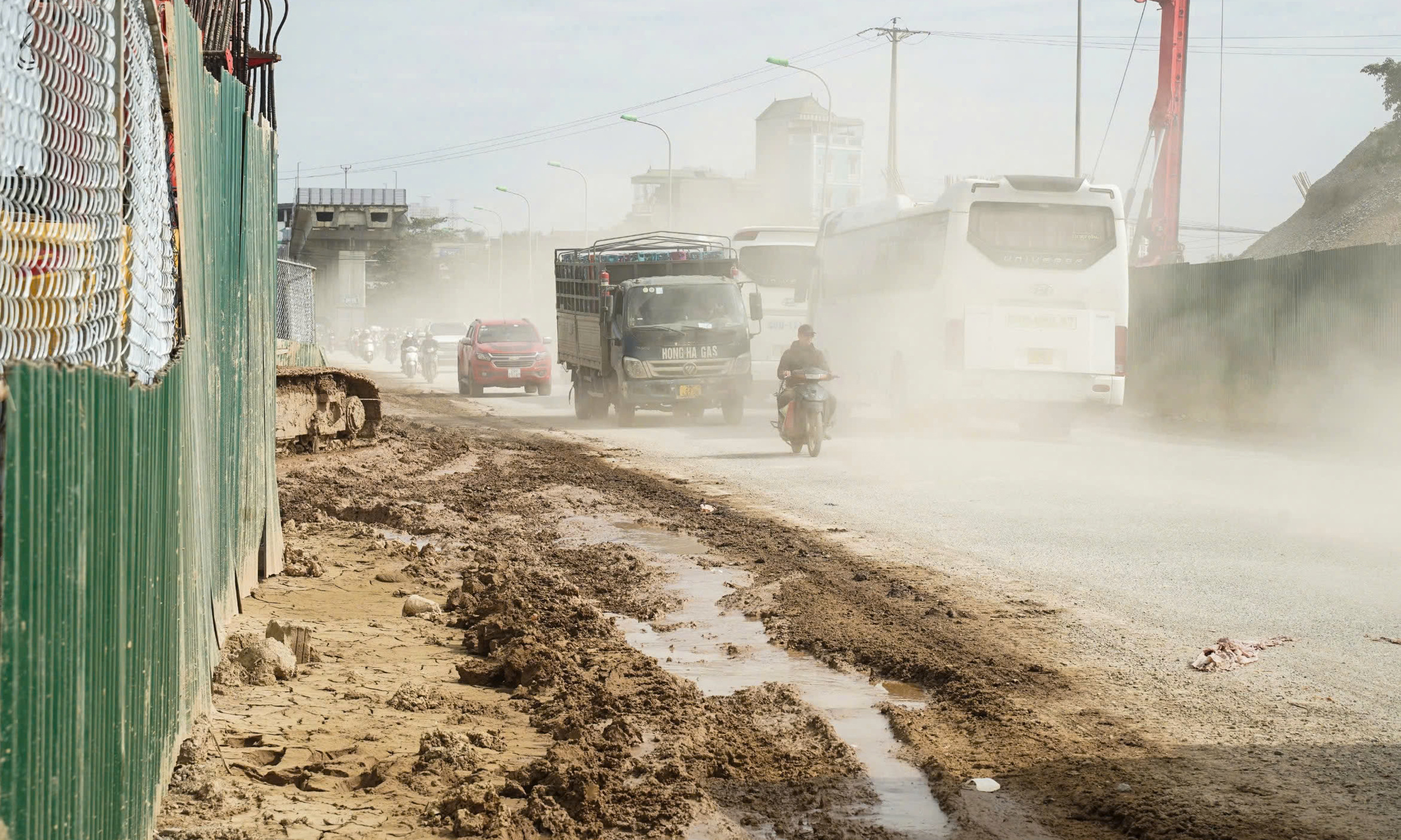 Công trình xây dựng gây bụi mù mịt 'đầu độc' không khí Hà Nội