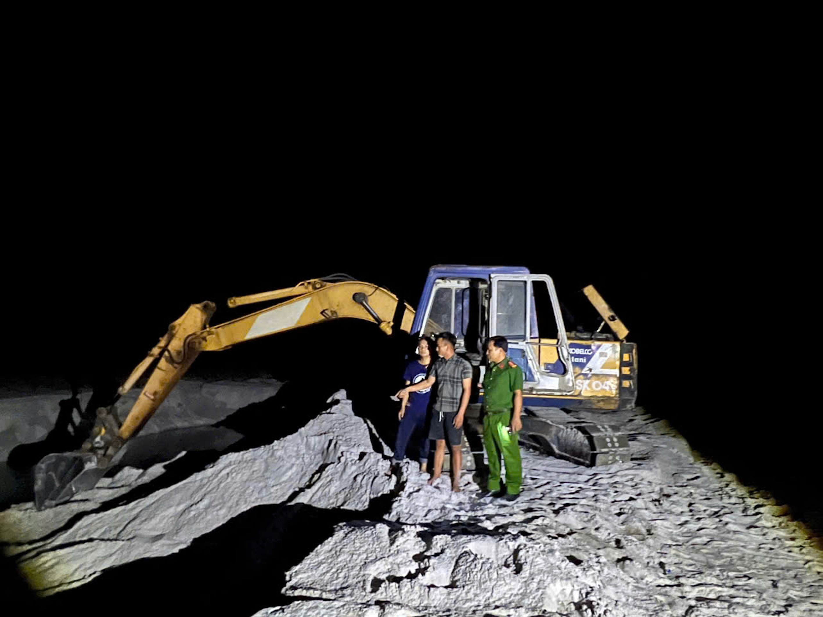Nhiều lần khai thác cát trái phép, người đàn ông ở Quảng Trị bị khởi tố