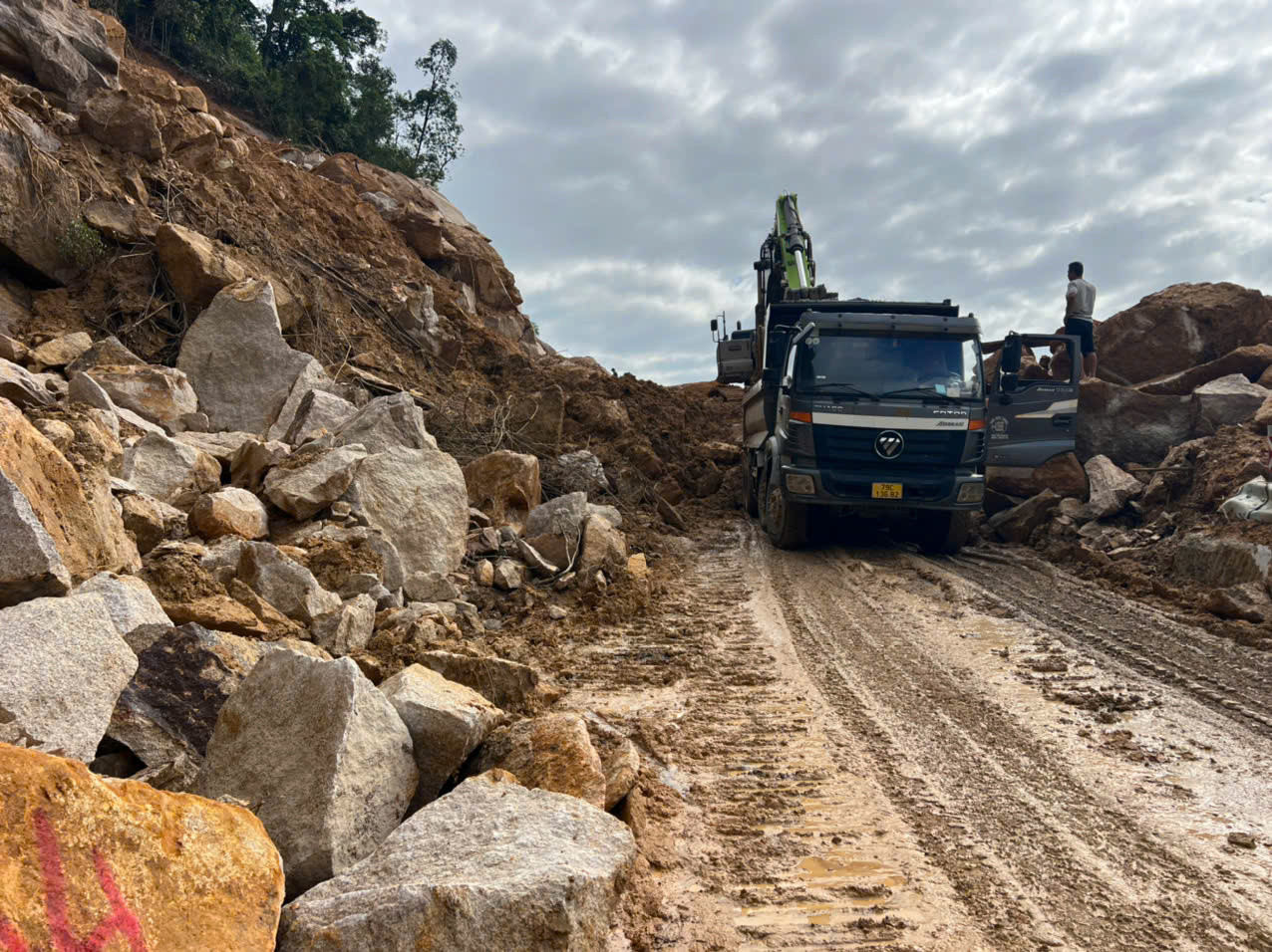 Ngày đêm dọn dẹp 60 điểm sạt lở đèo Khánh Lê, dự kiến thông xe đầu tuần tới