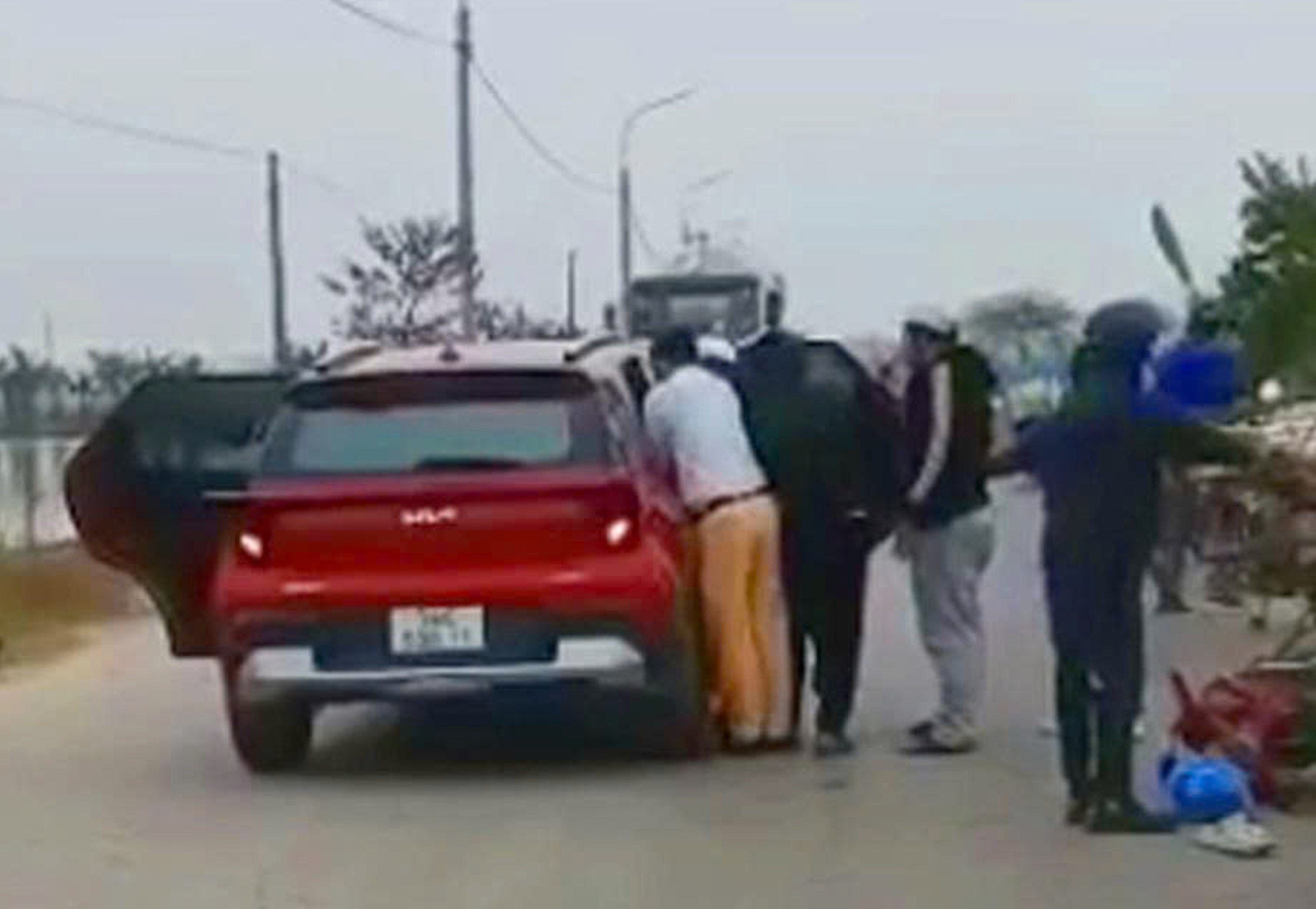 Cảnh sát giao thông ứng cứu nữ công nhân ngã xe, bất tỉnh trên đường đi làm