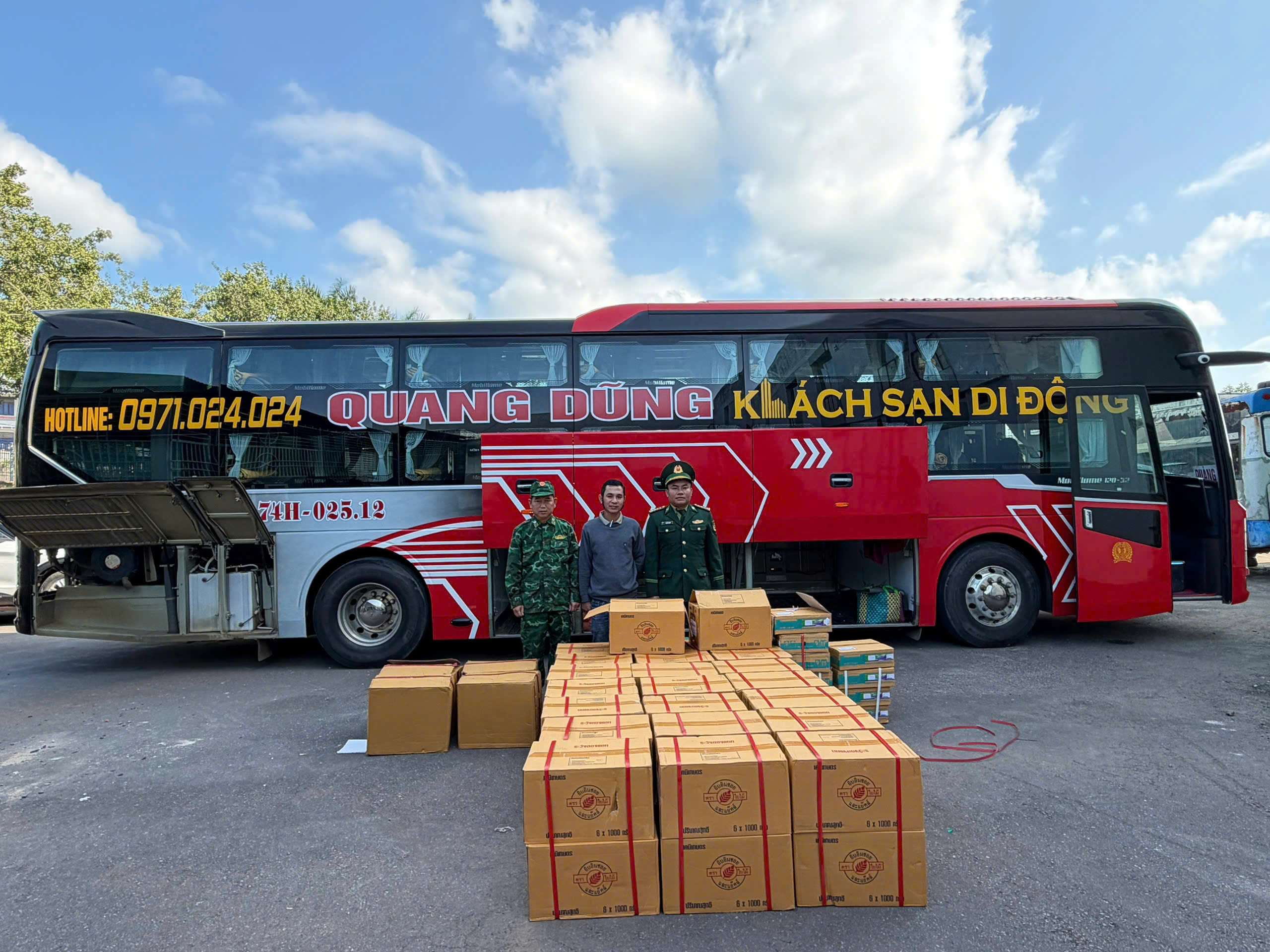 Xe khách chở 54 thùng thuốc bảo vệ thực vật nghi nhập lậu