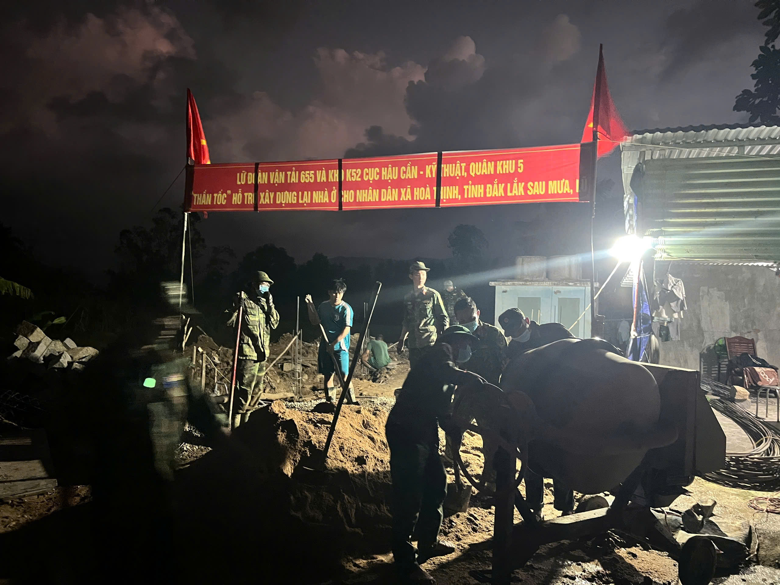 'Chiến dịch Quang Trung': Bộ đội ngày đêm xây nhà giúp người dân vùng lũ Đắk Lắk