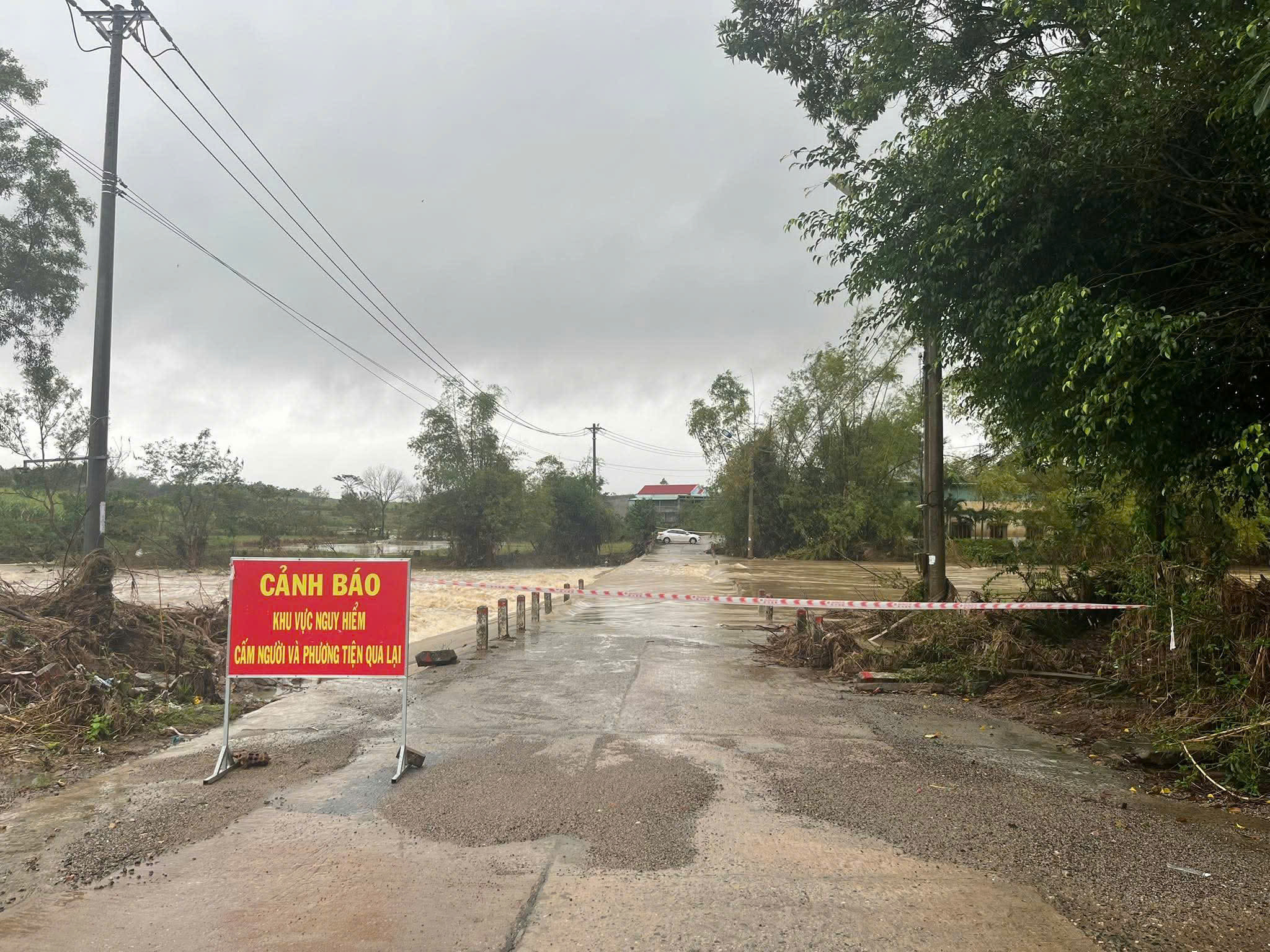 Mưa lớn gây ngập một số khu vực ở Phú Yên cũ, người dân lo lắng