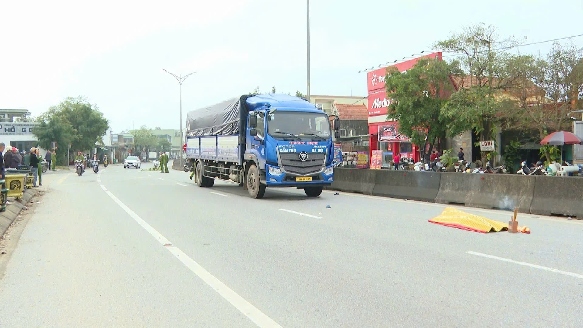 Đi bộ băng qua quốc lộ 1, bà lão 79 tuổi bị xe tải tông chết