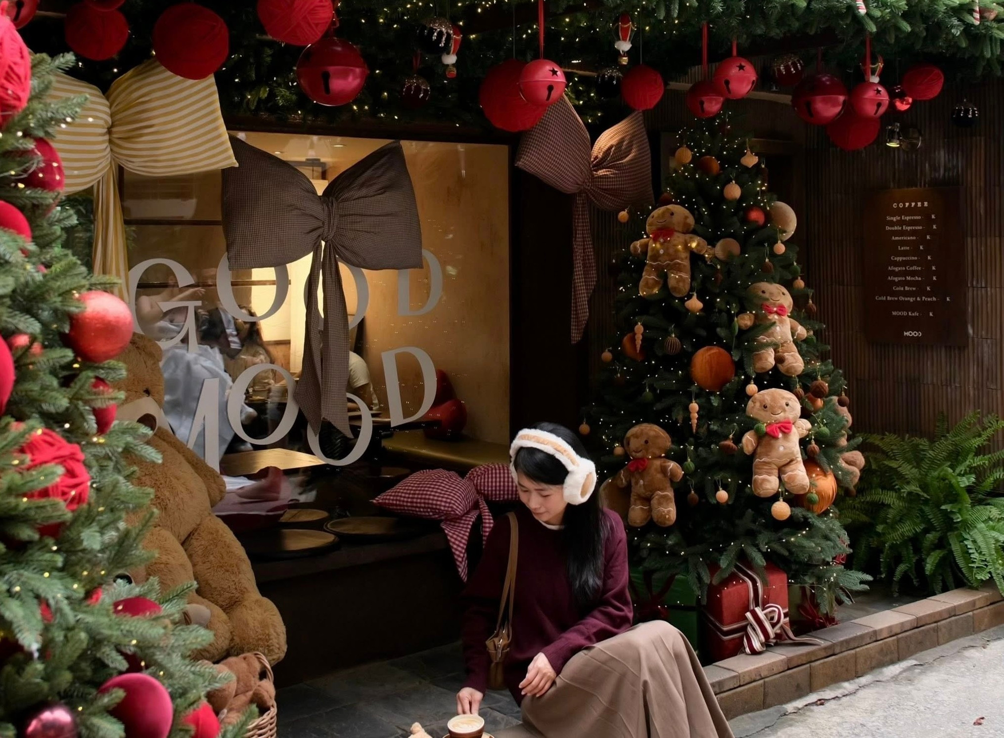 Những góc sống ảo Giáng sinh 2025 gây sốt ở Hà Nội, TP.HCM