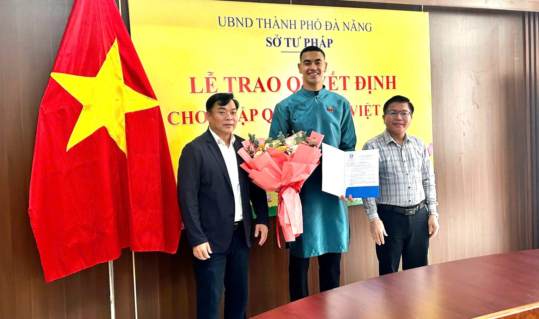 Trung vệ Gustavo Santos được trao quyết định nhập Quốc tịch Việt Nam