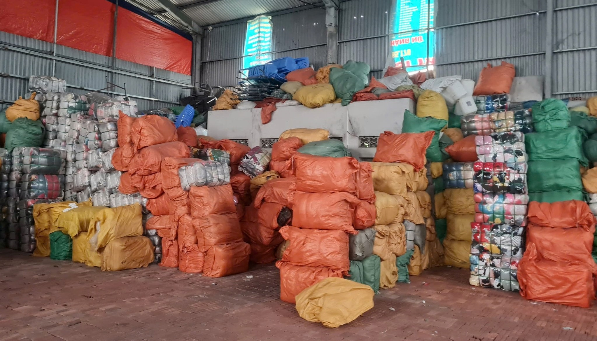 Nhập lậu 94 tấn quần áo cũ, chủ hộ kinh doanh ở Hải Phòng bị phạt 52 triệu đồng