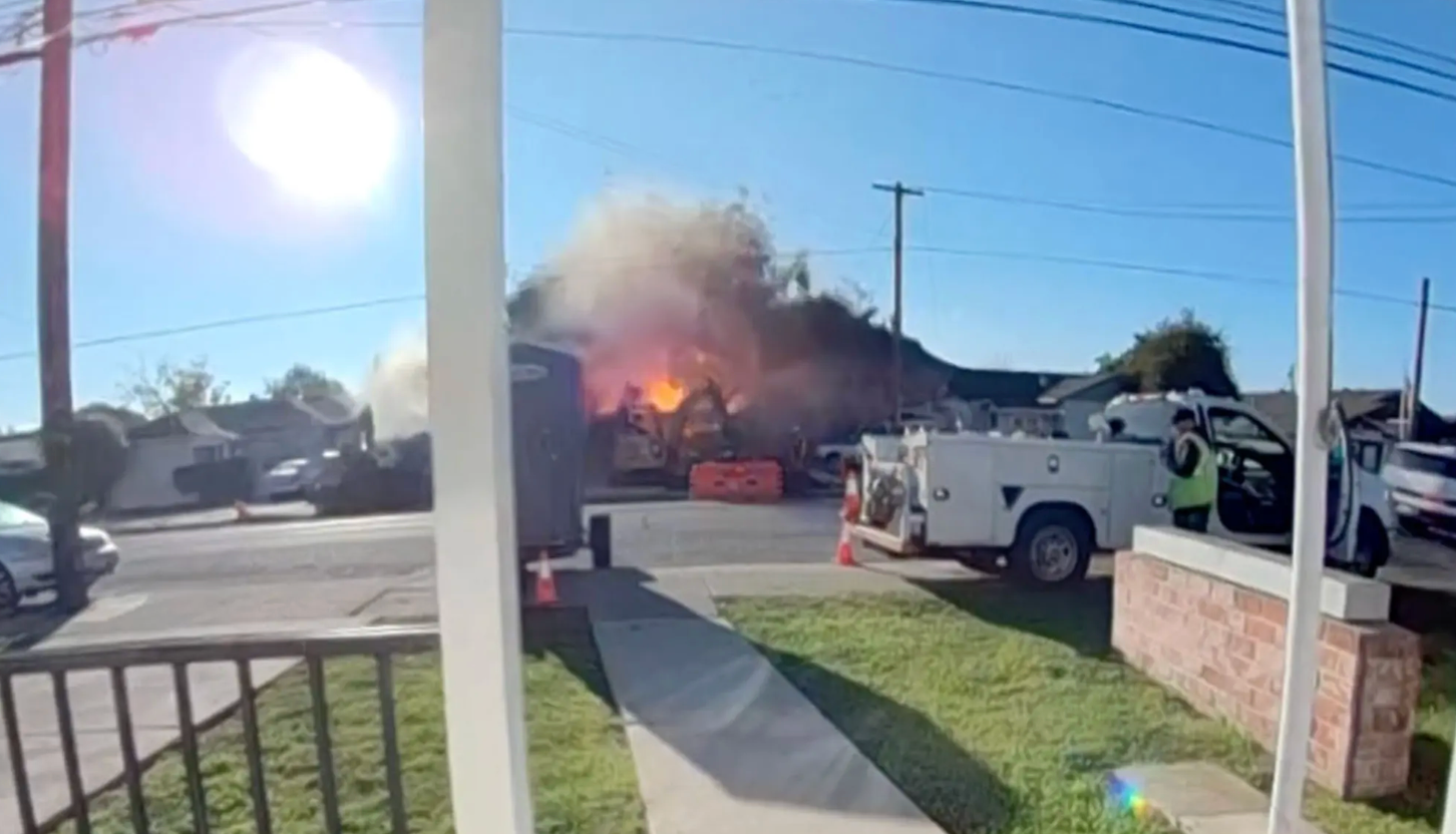 Khoảnh khắc ngôi nhà ở California nổ tung thành từng mảnh do nổ khí gas