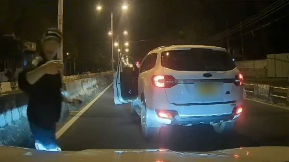 Xác minh video tài xế ô tô chặn đầu xe, chửi bới người đi đường ở Khánh Hoà