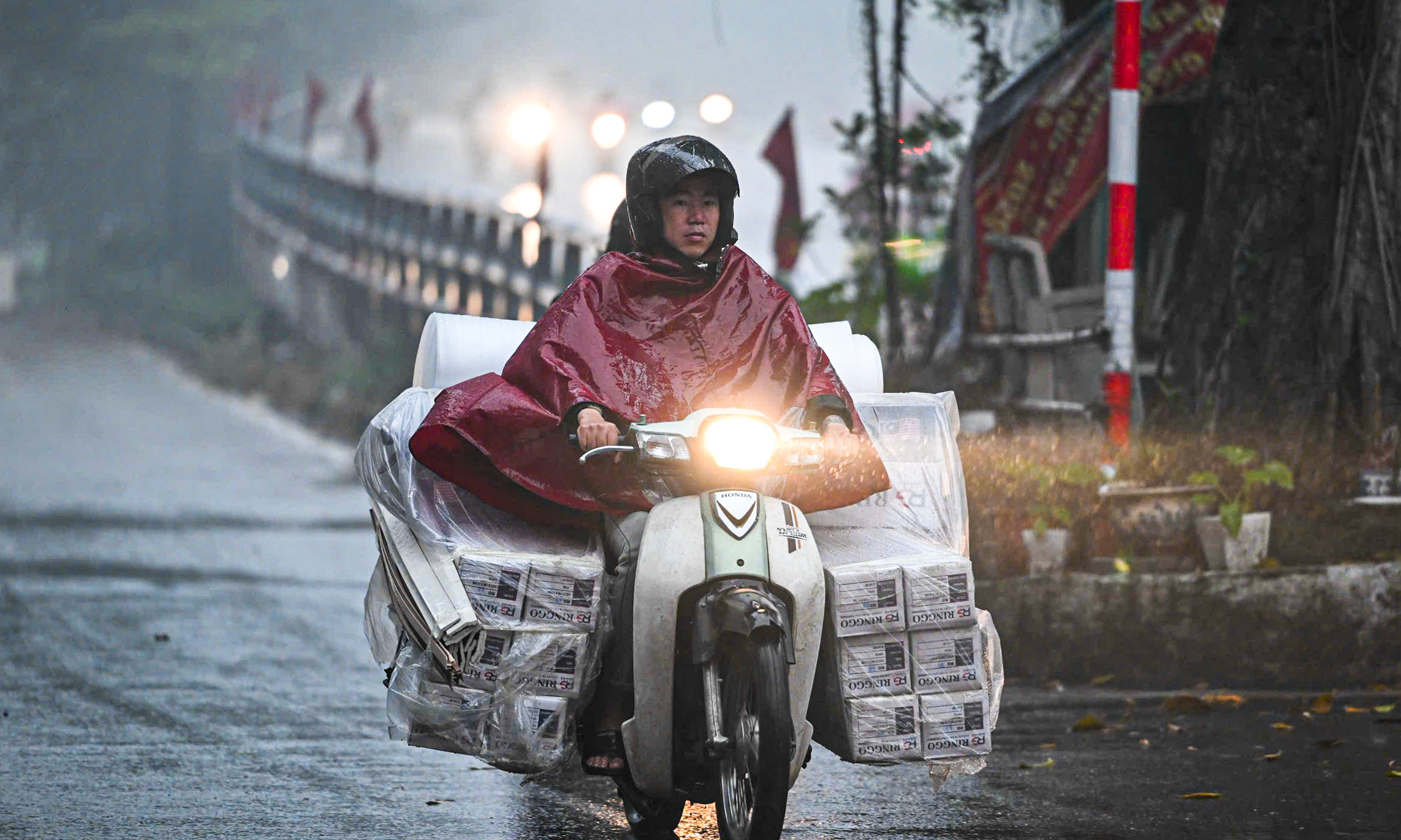 Hà Nội mịt mù sương kèm bụi mịn, người dân vật lộn với rét và ô nhiễm