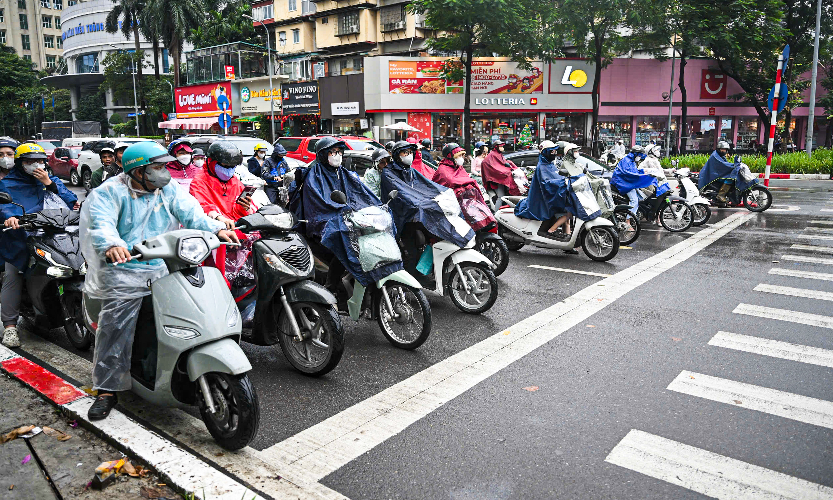 Ngày đầu vận hành camera AI, dân Hà Nội đội mưa rét dừng chờ đèn đỏ thẳng tắp