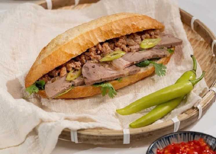 15 người ở Quảng Ngãi ngộ độc sau khi ăn bánh mì