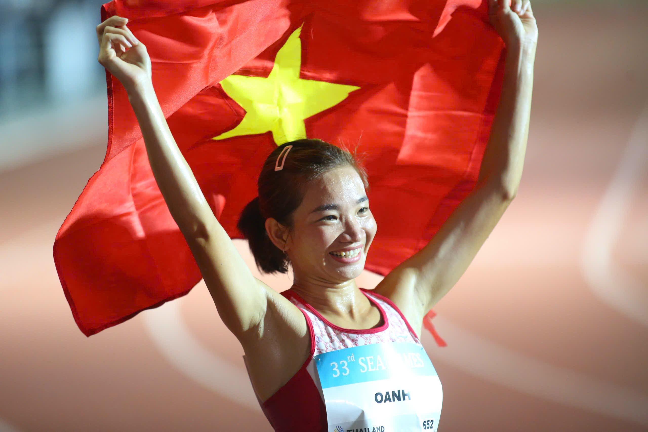 Khoảnh khắc Nguyễn Thị Oanh băng băng về đích, vô đối 5 kỳ SEA Games
